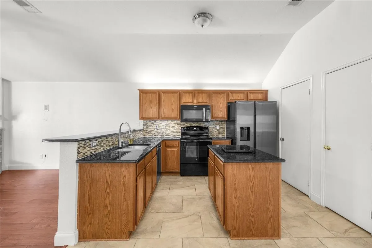 Single Family Residence For Rent in Dallas County , 1139 Baja Drive, Grand Prairie, Texas 75052, 4 Bedroom, 2 Bathroom, 2 Garage spaces, 1,880 Sqft, built in 2003, mls#21379771, Real Estate Agent in Grand Prairie, Homes For Rent in Dallas county, Homes For Rent in Grand Prairie, Realtor in Grand Prairie Texas, Real Estate Brokerage Independent Realty Texas, Luminita Cordes Realtor