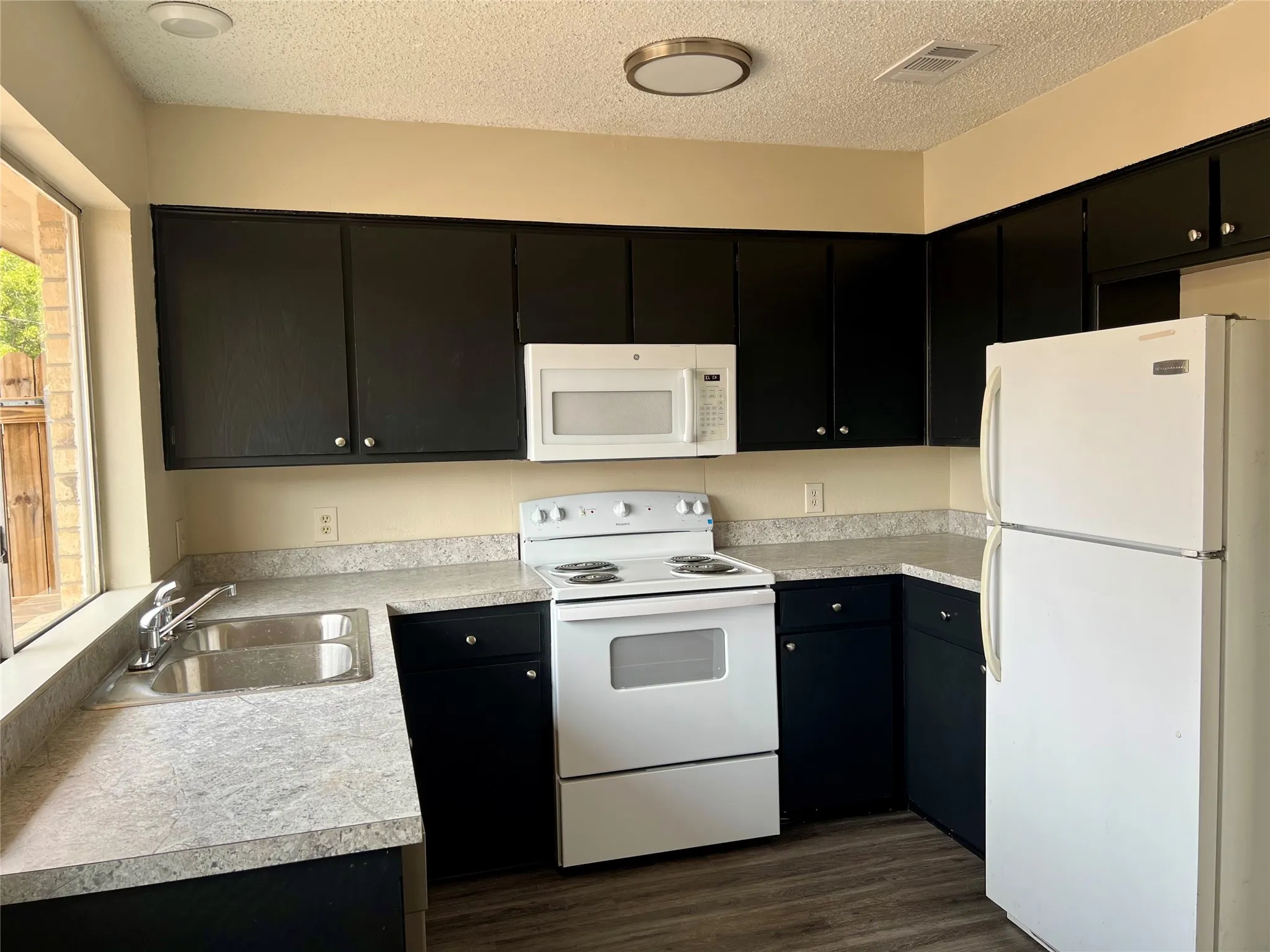 Quadruplex For Rent in Tarrant County , 2019 Paisley Drive A, Arlington, Texas 76015, 2 Bedroom, 2 Bathroom, Garage spaces, 1,095 Sqft, built in 1980, mls#21379692, Real Estate Agent in Arlington, Homes For Rent in Tarrant county, Homes For Rent in Arlington, Realtor in Arlington Texas, Real Estate Brokerage Independent Realty Texas, Luminita Cordes Realtor