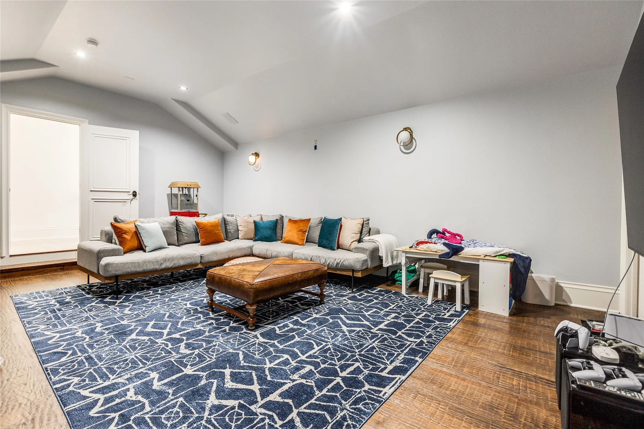 Single Family Residence For Sale in Dallas County , 6811 Aberdeen Avenue, Dallas, Texas 75230, 4 Bedroom, 6 Bathroom, 3 Garage spaces, 5,582 Sqft, built in 2005, mls#21382891, Real Estate Agent in Dallas, Homes For Sale in Dallas county, Homes For Sale in Dallas, Realtor in Dallas Texas, Real Estate Brokerage Independent Realty Texas, Luminita Cordes Realtor