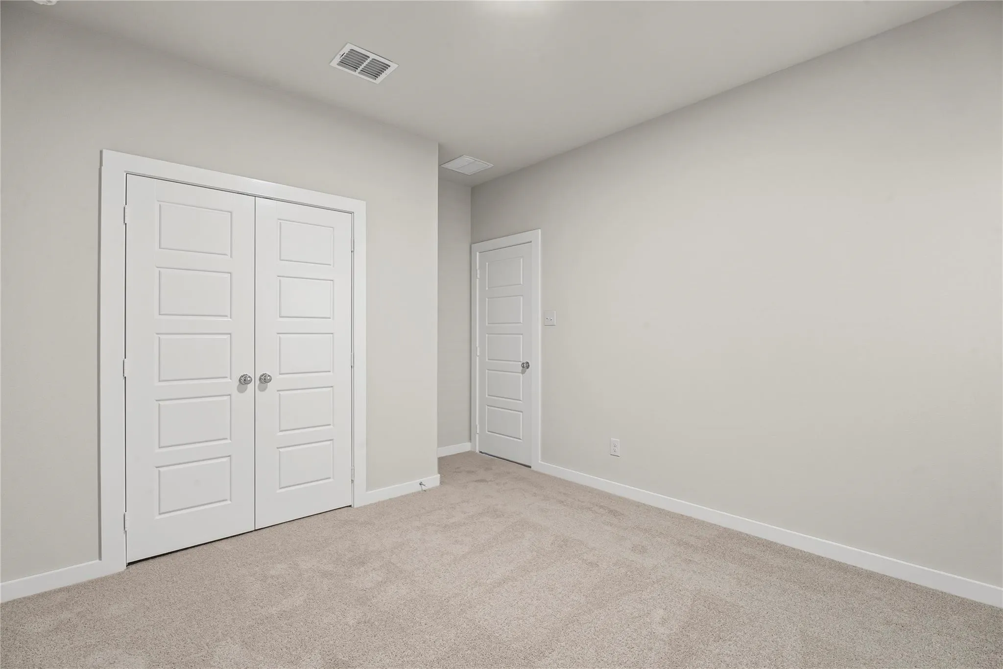 Light gray wall finish with a neutral carpet