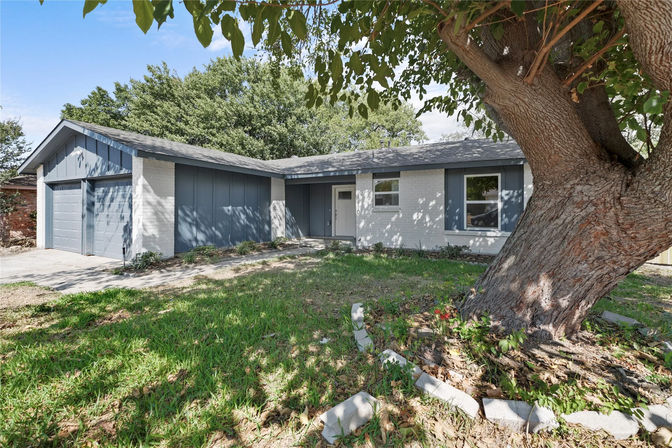 Single Family Residence For Sale in Dallas County , 1410 Oakbrook Street, Lancaster, Texas 75134, 3 Bedroom, 2 Bathroom, 2 Garage spaces, 1,162 Sqft, built in 1971, mls#21385101, Real Estate Agent in Lancaster, Homes For Sale in Dallas county, Homes For Sale in Lancaster, Realtor in Lancaster Texas, Real Estate Brokerage Independent Realty Texas, Luminita Cordes Realtor