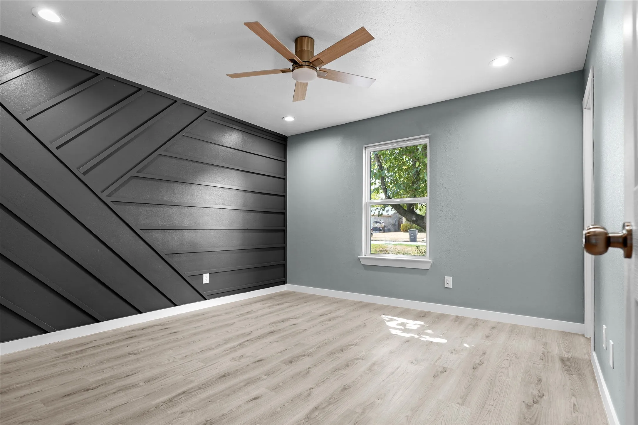 Single Family Residence For Sale in Dallas County , 1410 Oakbrook Street, Lancaster, Texas 75134, 3 Bedroom, 2 Bathroom, 2 Garage spaces, 1,162 Sqft, built in 1971, mls#21385101, Real Estate Agent in Lancaster, Homes For Sale in Dallas county, Homes For Sale in Lancaster, Realtor in Lancaster Texas, Real Estate Brokerage Independent Realty Texas, Luminita Cordes Realtor