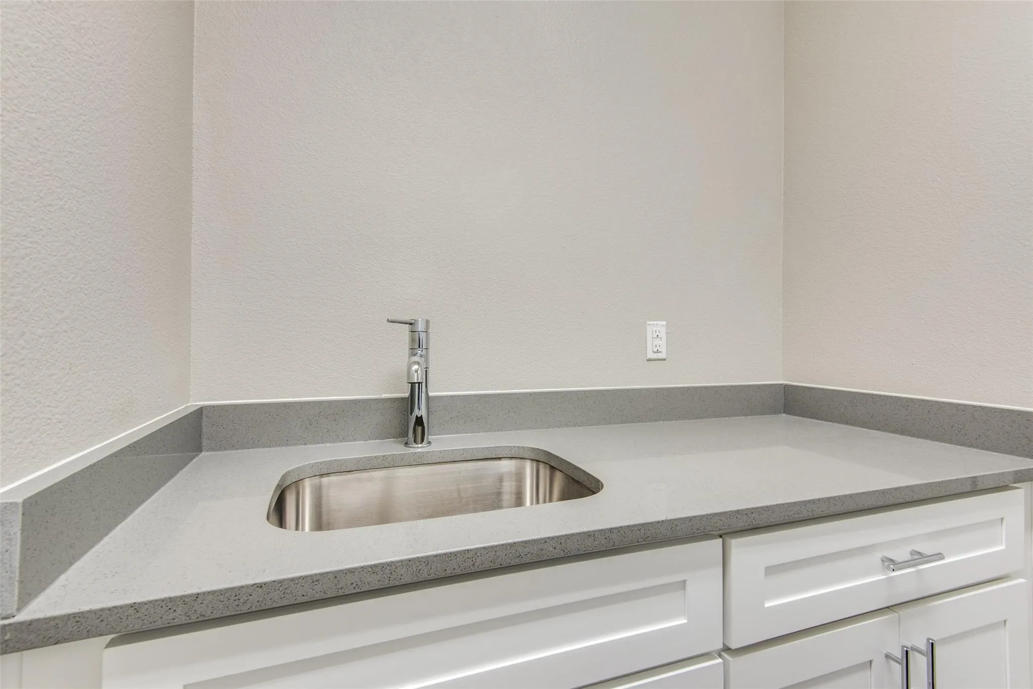 Townhouse For Rent in Denton County , 2821 Lindale Drive, Carrollton, Texas 75010, 3 Bedroom, 3 Bathroom, 2 Garage spaces, 1,841 Sqft, built in 2017, mls#21385103, Real Estate Agent in Carrollton, Homes For Rent in Denton county, Homes For Rent in Carrollton, Realtor in Carrollton Texas, Real Estate Brokerage Independent Realty Texas, Luminita Cordes Realtor