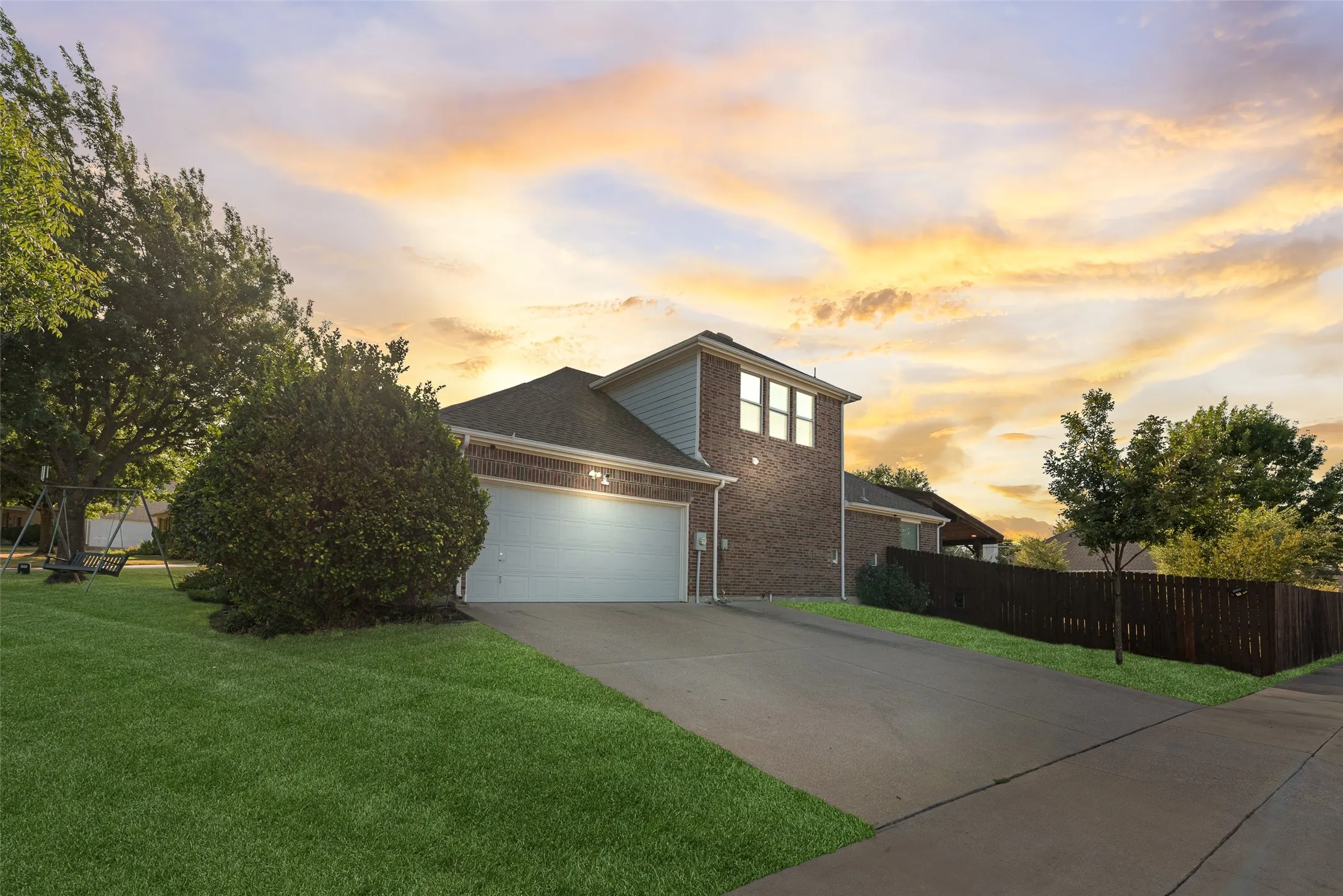 Single Family Residence For Sale in Ellis County , 910 Elk Horn Drive, Midlothian, Texas 76065, 4 Bedroom, 3 Bathroom, 2 Garage spaces, 2,648 Sqft, built in 2004, mls#21383414, Real Estate Agent in Midlothian, Homes For Sale in Ellis county, Homes For Sale in Midlothian, Realtor in Midlothian Texas, Real Estate Brokerage Independent Realty Texas, Luminita Cordes Realtor