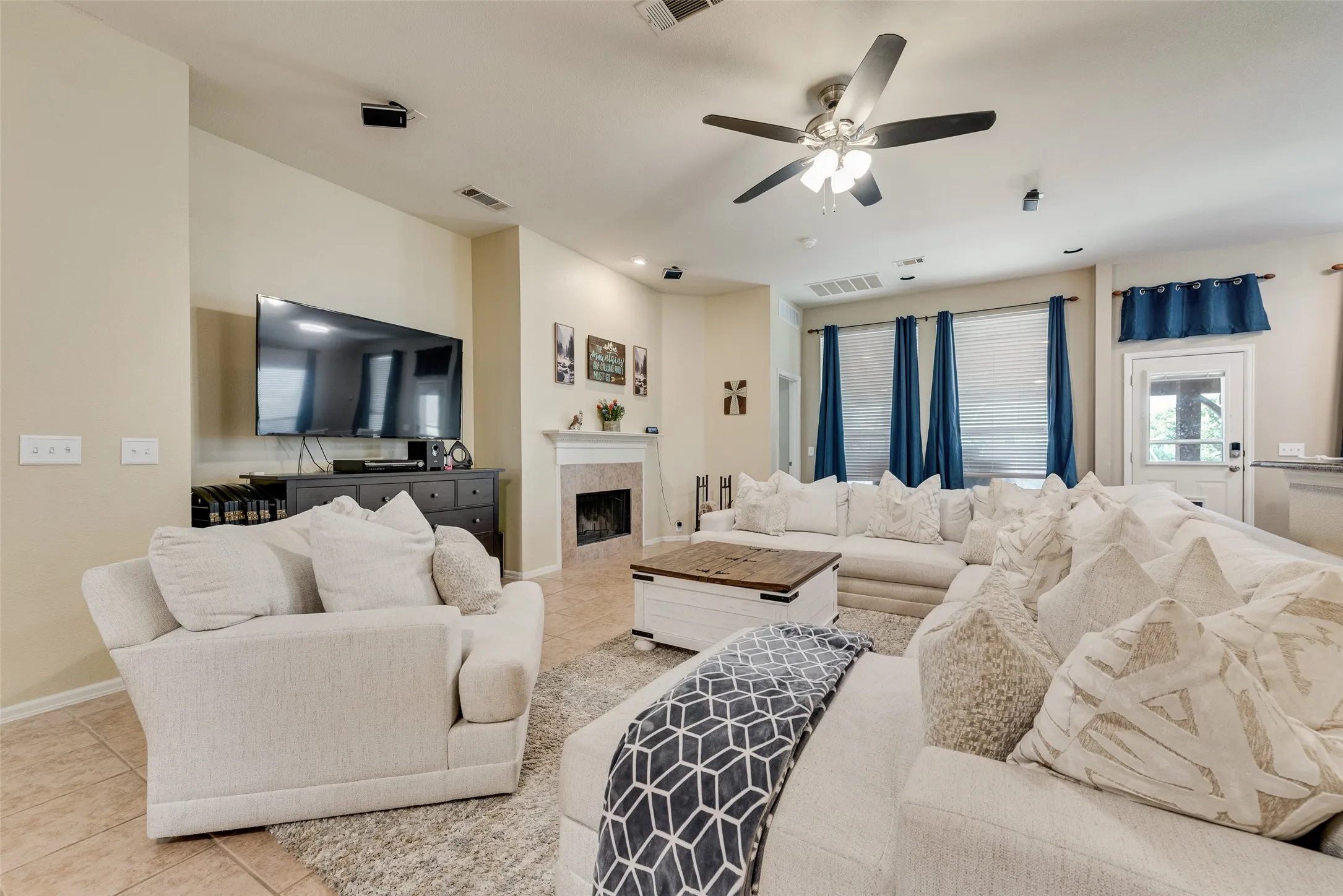 Single Family Residence For Sale in Ellis County , 910 Elk Horn Drive, Midlothian, Texas 76065, 4 Bedroom, 3 Bathroom, 2 Garage spaces, 2,648 Sqft, built in 2004, mls#21383414, Real Estate Agent in Midlothian, Homes For Sale in Ellis county, Homes For Sale in Midlothian, Realtor in Midlothian Texas, Real Estate Brokerage Independent Realty Texas, Luminita Cordes Realtor