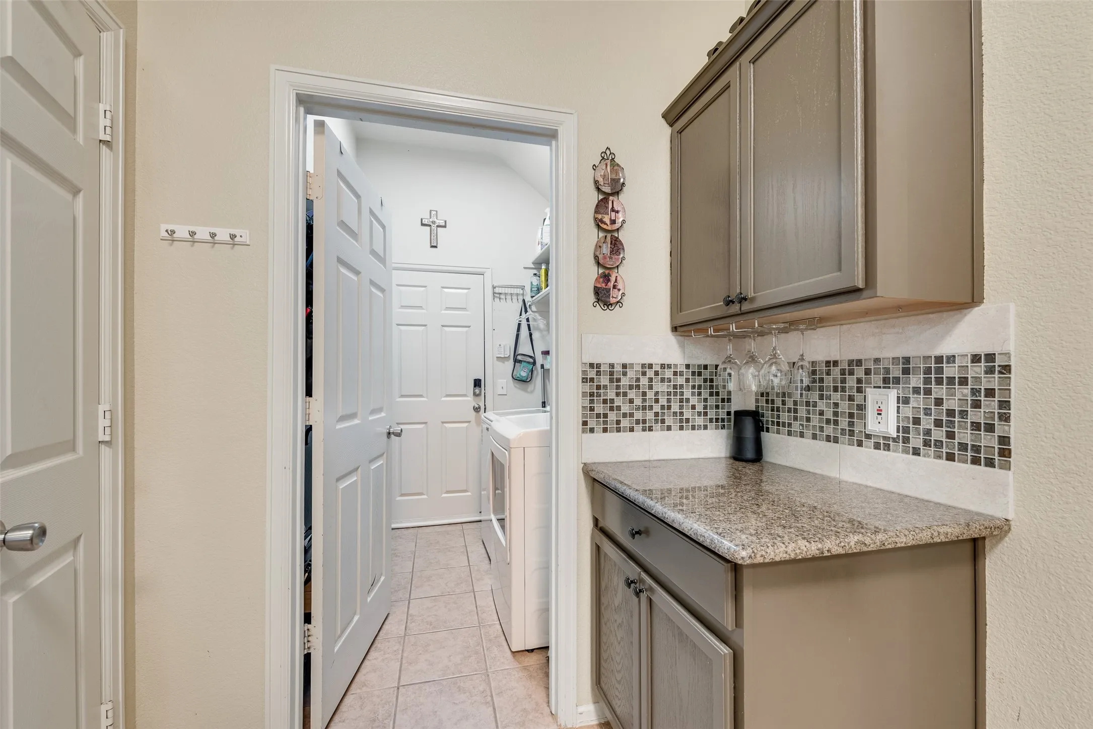 Single Family Residence For Sale in Ellis County , 910 Elk Horn Drive, Midlothian, Texas 76065, 4 Bedroom, 3 Bathroom, 2 Garage spaces, 2,648 Sqft, built in 2004, mls#21383414, Real Estate Agent in Midlothian, Homes For Sale in Ellis county, Homes For Sale in Midlothian, Realtor in Midlothian Texas, Real Estate Brokerage Independent Realty Texas, Luminita Cordes Realtor