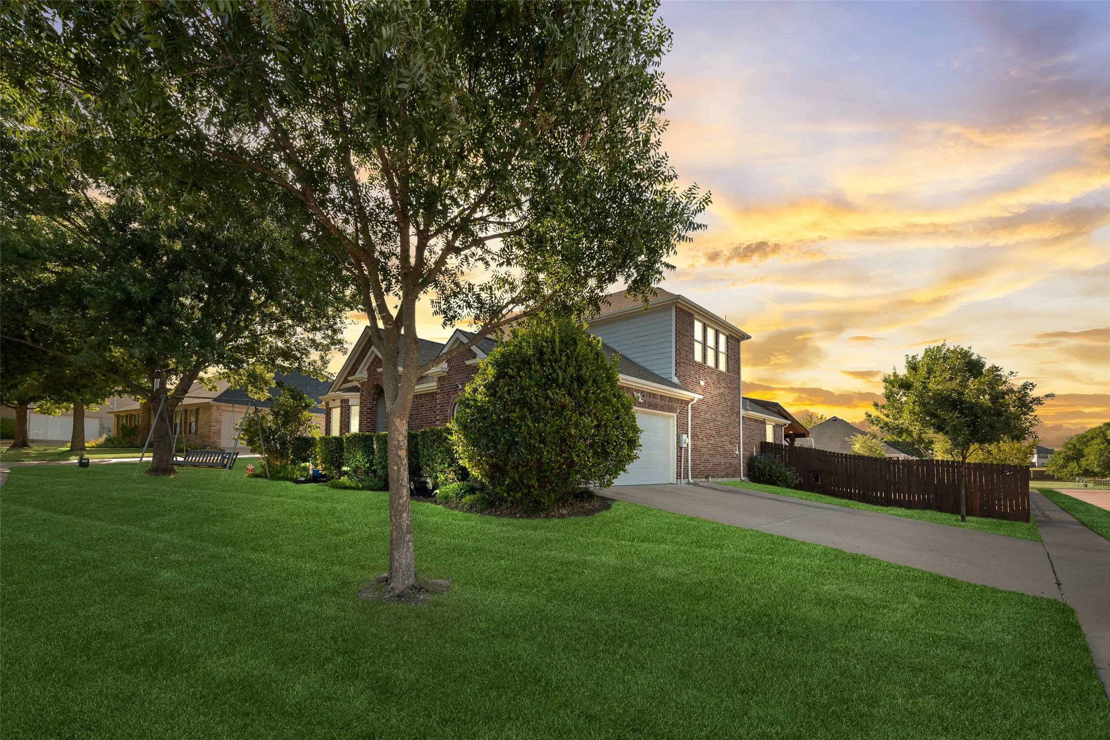Single Family Residence For Sale in Ellis County , 910 Elk Horn Drive, Midlothian, Texas 76065, 4 Bedroom, 3 Bathroom, 2 Garage spaces, 2,648 Sqft, built in 2004, mls#21383414, Real Estate Agent in Midlothian, Homes For Sale in Ellis county, Homes For Sale in Midlothian, Realtor in Midlothian Texas, Real Estate Brokerage Independent Realty Texas, Luminita Cordes Realtor