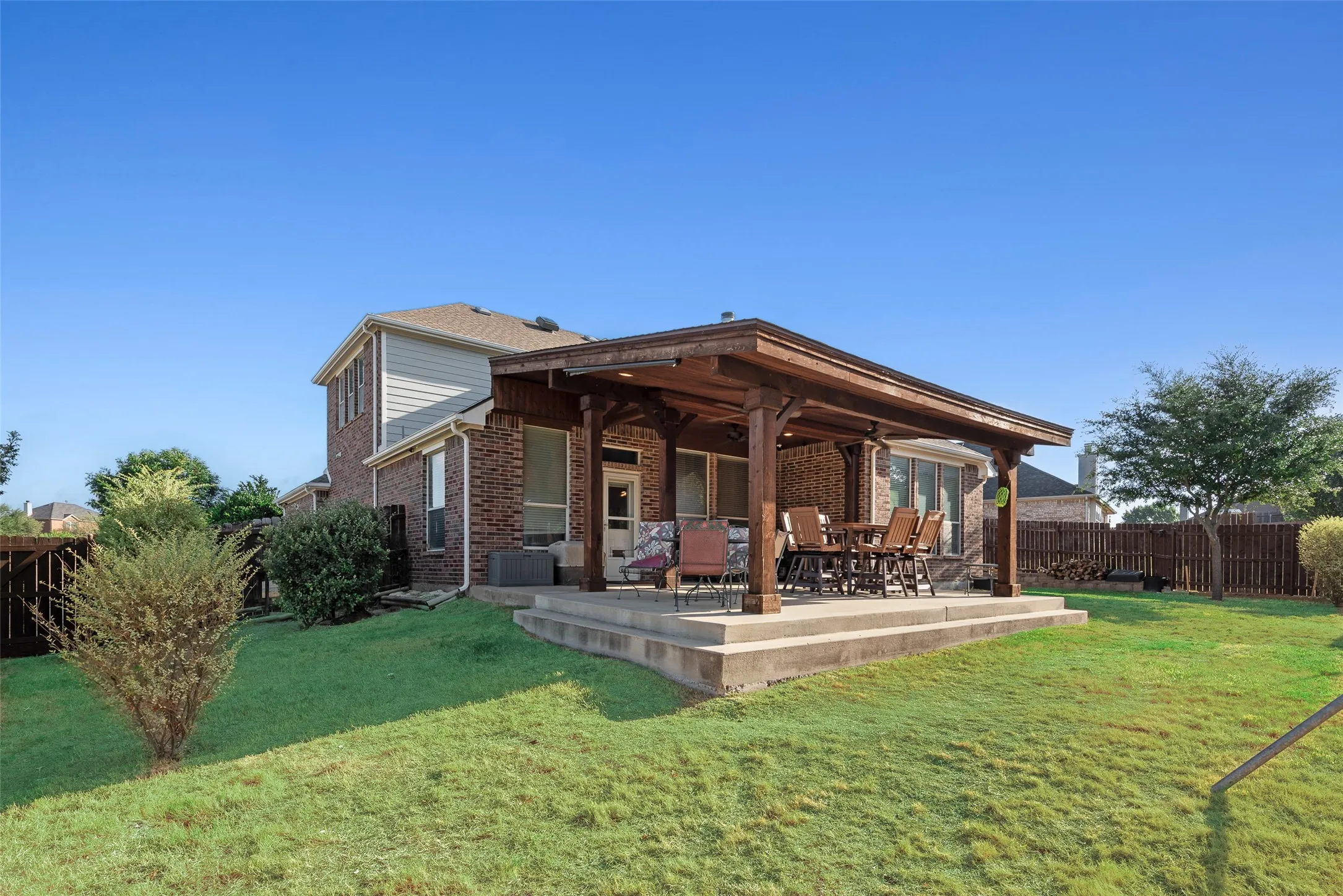 Single Family Residence For Sale in Ellis County , 910 Elk Horn Drive, Midlothian, Texas 76065, 4 Bedroom, 3 Bathroom, 2 Garage spaces, 2,648 Sqft, built in 2004, mls#21383414, Real Estate Agent in Midlothian, Homes For Sale in Ellis county, Homes For Sale in Midlothian, Realtor in Midlothian Texas, Real Estate Brokerage Independent Realty Texas, Luminita Cordes Realtor