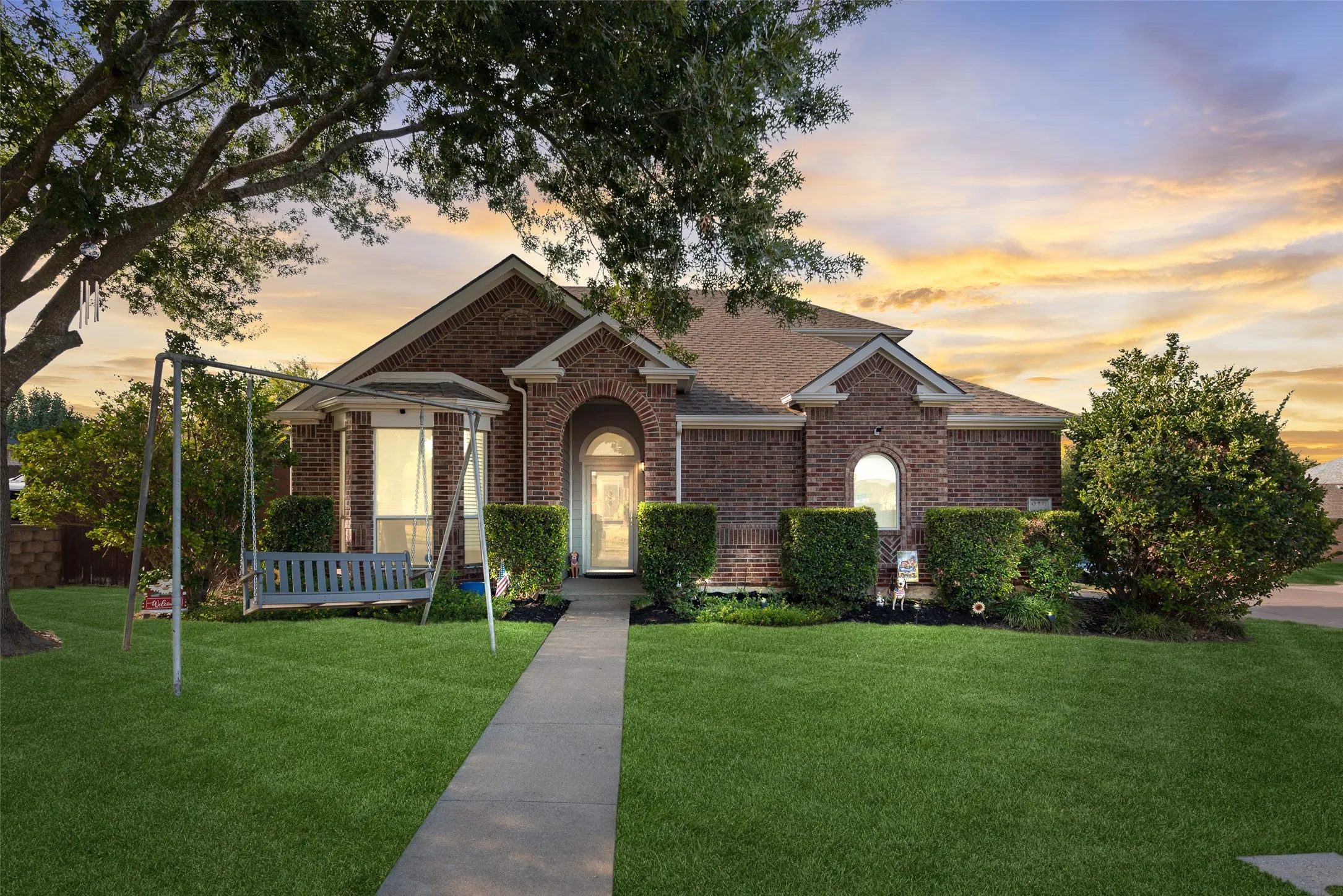Single Family Residence For Sale in Ellis County , 910 Elk Horn Drive, Midlothian, Texas 76065, 4 Bedroom, 3 Bathroom, 2 Garage spaces, 2,648 Sqft, built in 2004, mls#21383414, Real Estate Agent in Midlothian, Homes For Sale in Ellis county, Homes For Sale in Midlothian, Realtor in Midlothian Texas, Real Estate Brokerage Independent Realty Texas, Luminita Cordes Realtor
