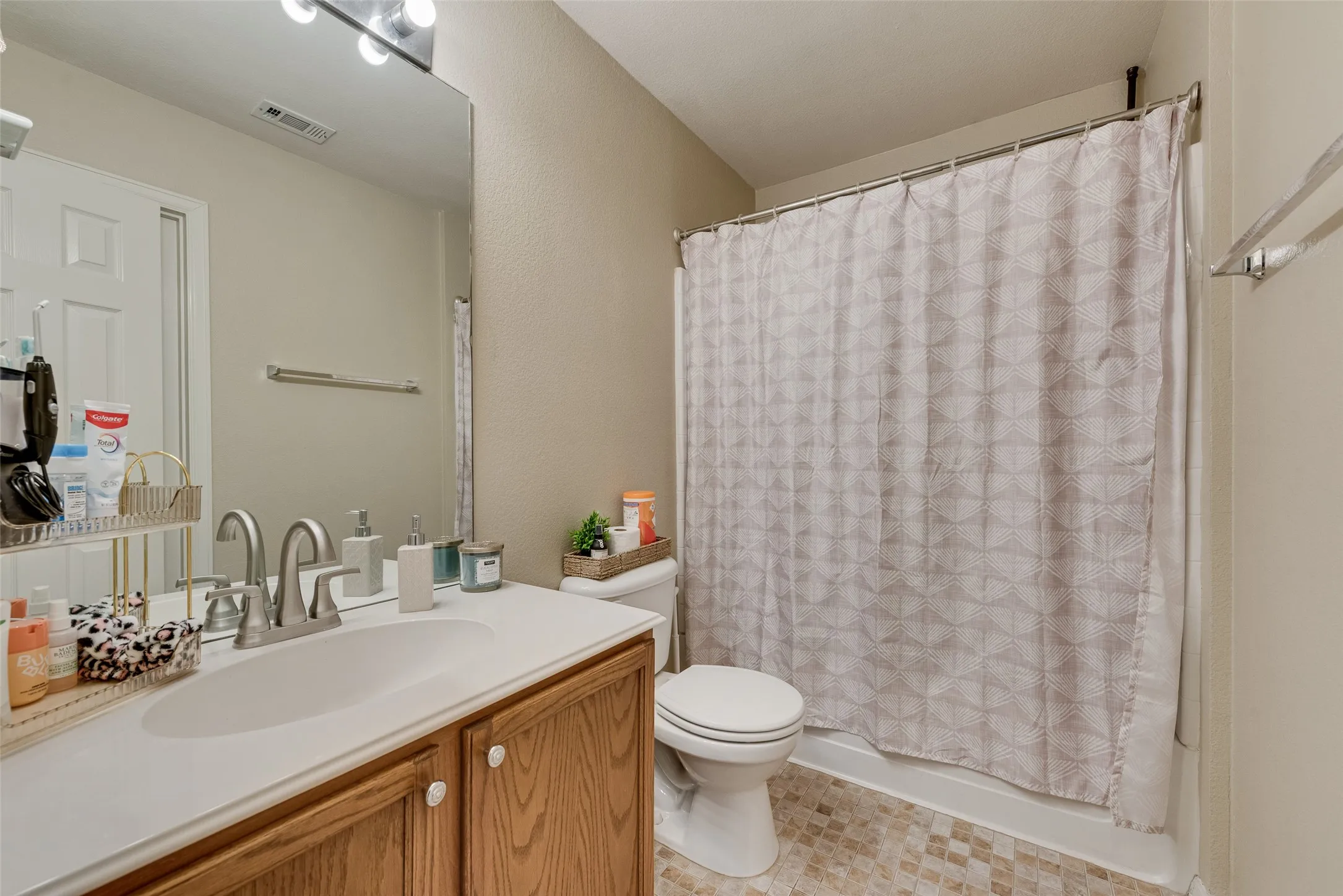 Single Family Residence For Sale in Ellis County , 910 Elk Horn Drive, Midlothian, Texas 76065, 4 Bedroom, 3 Bathroom, 2 Garage spaces, 2,648 Sqft, built in 2004, mls#21383414, Real Estate Agent in Midlothian, Homes For Sale in Ellis county, Homes For Sale in Midlothian, Realtor in Midlothian Texas, Real Estate Brokerage Independent Realty Texas, Luminita Cordes Realtor