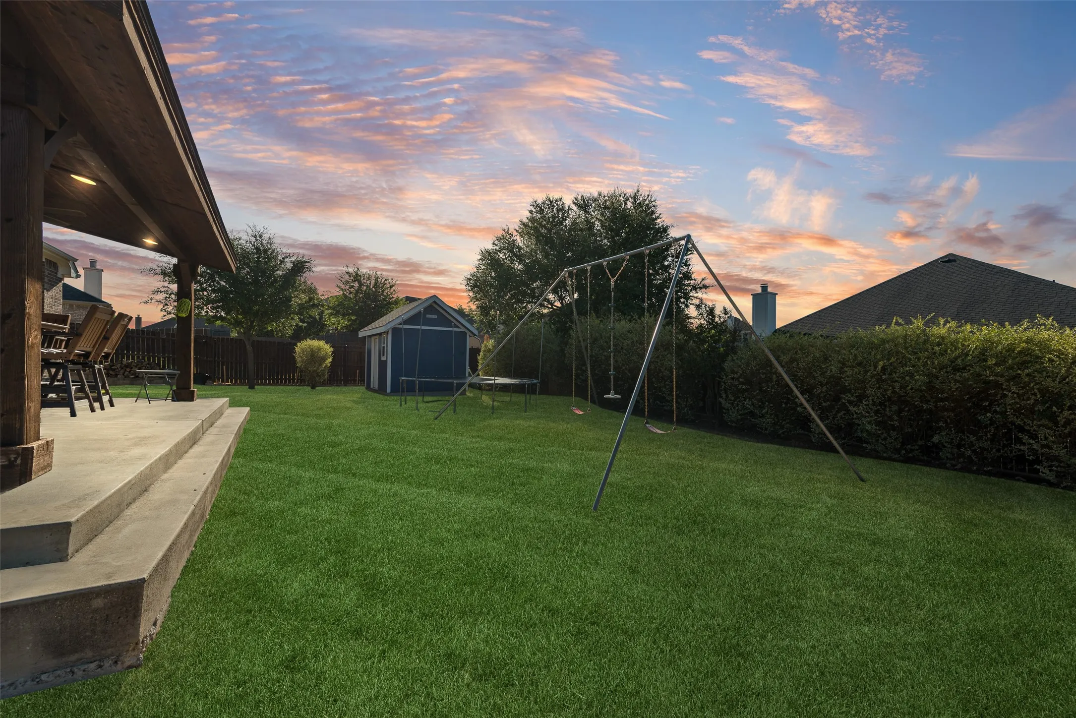 Single Family Residence For Sale in Ellis County , 910 Elk Horn Drive, Midlothian, Texas 76065, 4 Bedroom, 3 Bathroom, 2 Garage spaces, 2,648 Sqft, built in 2004, mls#21383414, Real Estate Agent in Midlothian, Homes For Sale in Ellis county, Homes For Sale in Midlothian, Realtor in Midlothian Texas, Real Estate Brokerage Independent Realty Texas, Luminita Cordes Realtor