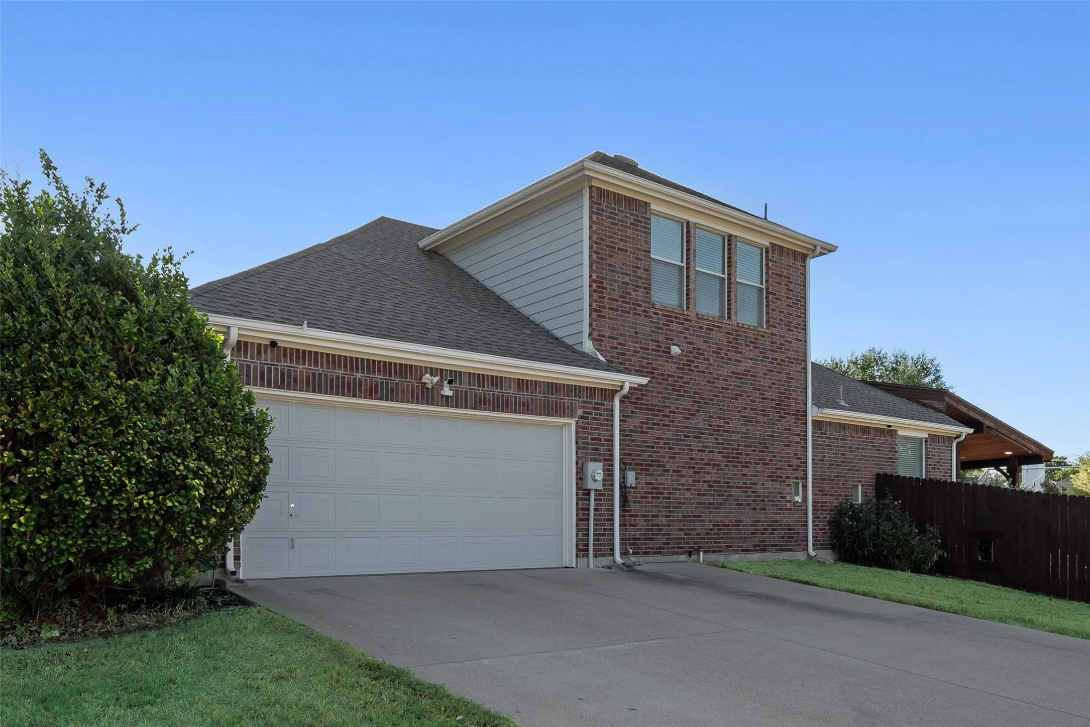 Single Family Residence For Sale in Ellis County , 910 Elk Horn Drive, Midlothian, Texas 76065, 4 Bedroom, 3 Bathroom, 2 Garage spaces, 2,648 Sqft, built in 2004, mls#21383414, Real Estate Agent in Midlothian, Homes For Sale in Ellis county, Homes For Sale in Midlothian, Realtor in Midlothian Texas, Real Estate Brokerage Independent Realty Texas, Luminita Cordes Realtor