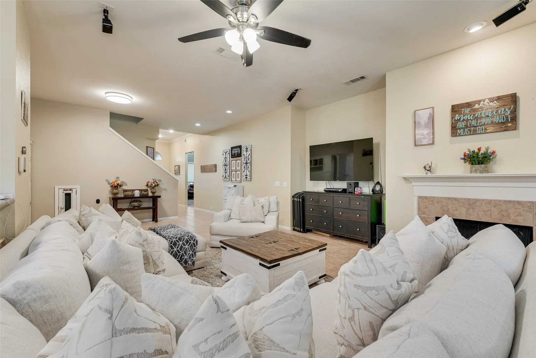 Single Family Residence For Sale in Ellis County , 910 Elk Horn Drive, Midlothian, Texas 76065, 4 Bedroom, 3 Bathroom, 2 Garage spaces, 2,648 Sqft, built in 2004, mls#21383414, Real Estate Agent in Midlothian, Homes For Sale in Ellis county, Homes For Sale in Midlothian, Realtor in Midlothian Texas, Real Estate Brokerage Independent Realty Texas, Luminita Cordes Realtor