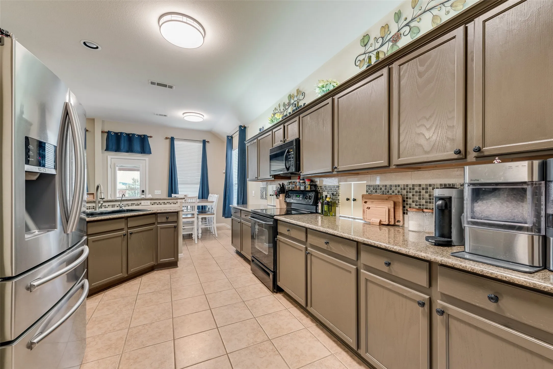 Single Family Residence For Sale in Ellis County , 910 Elk Horn Drive, Midlothian, Texas 76065, 4 Bedroom, 3 Bathroom, 2 Garage spaces, 2,648 Sqft, built in 2004, mls#21383414, Real Estate Agent in Midlothian, Homes For Sale in Ellis county, Homes For Sale in Midlothian, Realtor in Midlothian Texas, Real Estate Brokerage Independent Realty Texas, Luminita Cordes Realtor