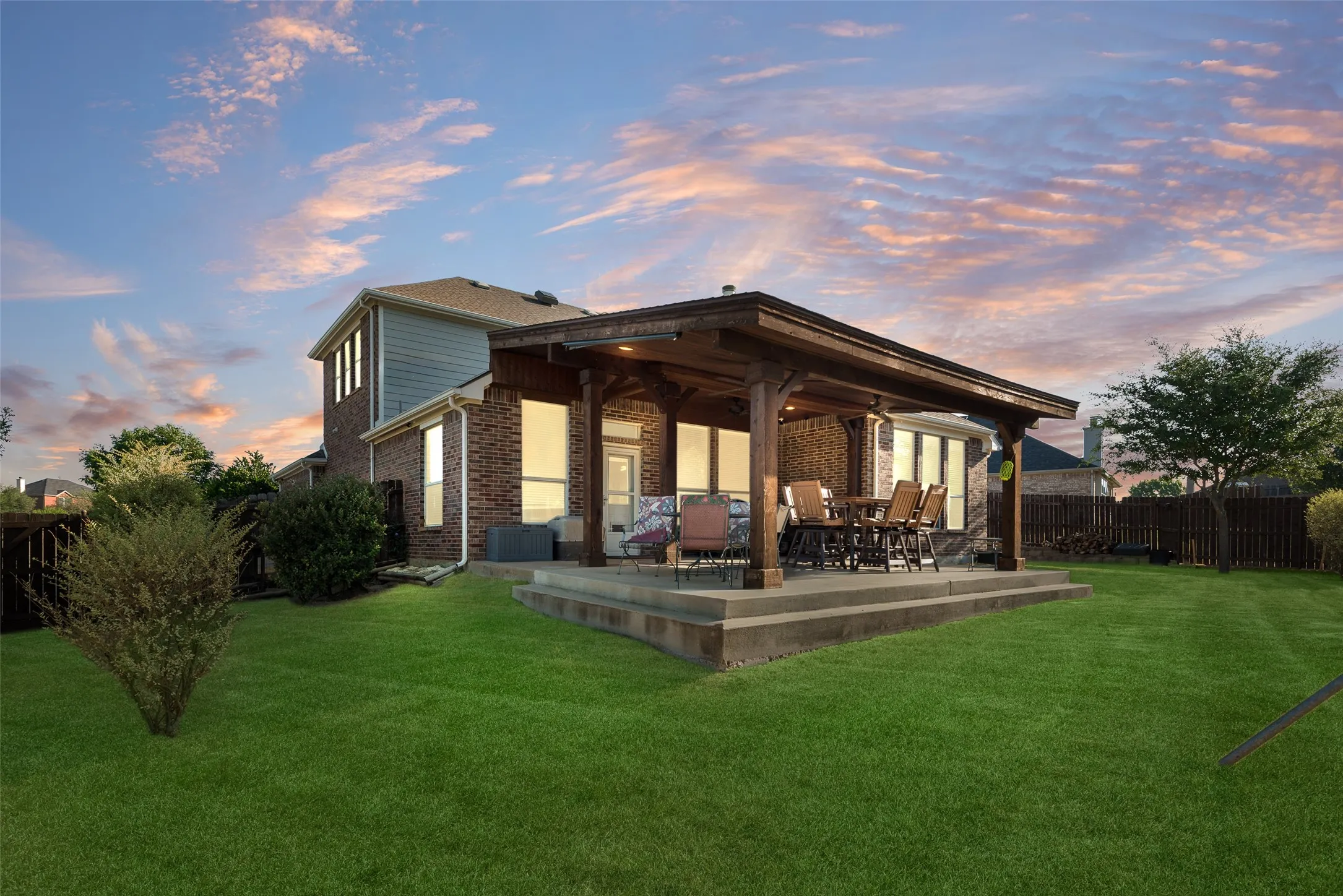 Single Family Residence For Sale in Ellis County , 910 Elk Horn Drive, Midlothian, Texas 76065, 4 Bedroom, 3 Bathroom, 2 Garage spaces, 2,648 Sqft, built in 2004, mls#21383414, Real Estate Agent in Midlothian, Homes For Sale in Ellis county, Homes For Sale in Midlothian, Realtor in Midlothian Texas, Real Estate Brokerage Independent Realty Texas, Luminita Cordes Realtor