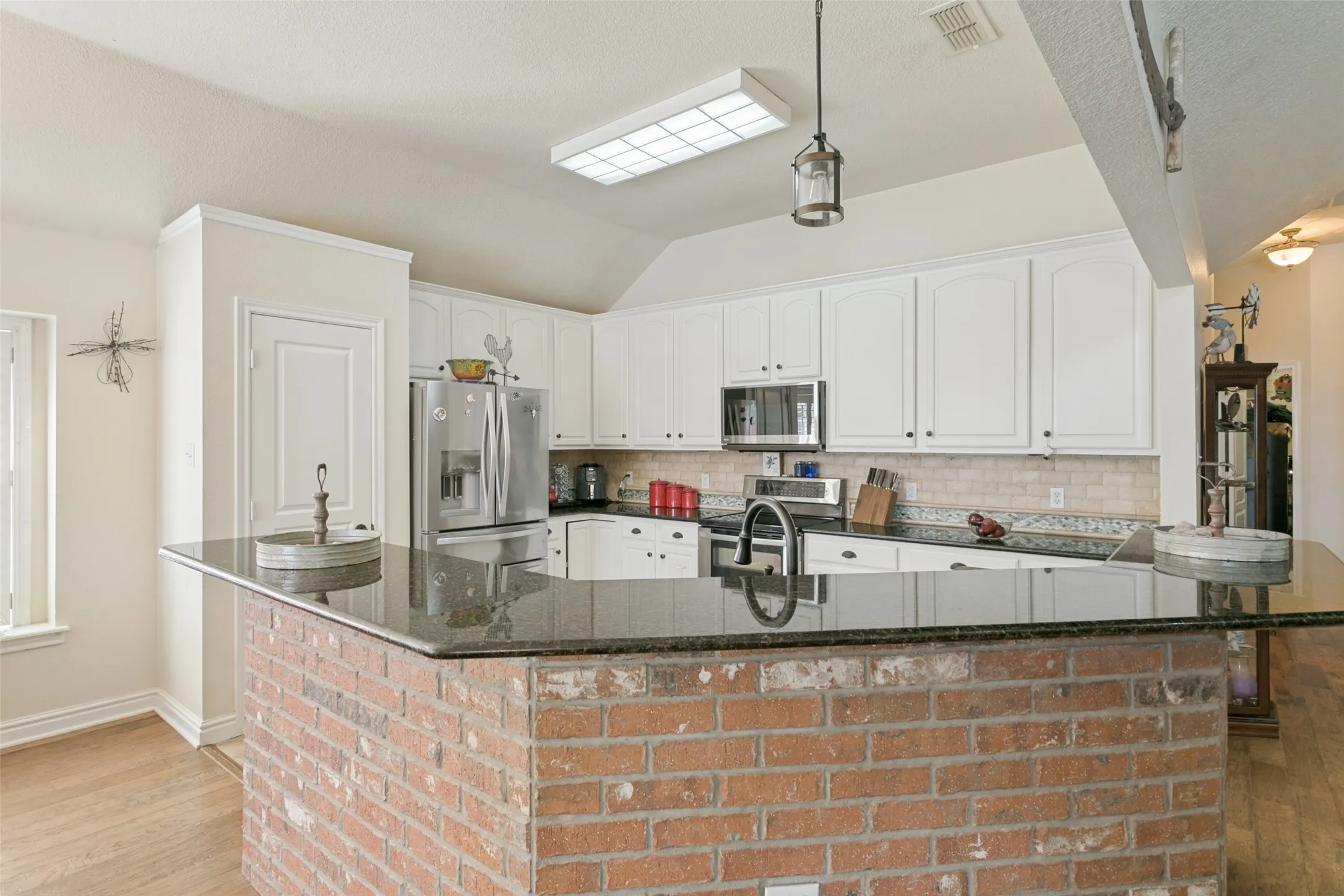Single Family Residence For Sale in Parker County , 101 Shady Valley Circle, Weatherford, Texas 76086, 4 Bedroom, 2 Bathroom, 2 Garage spaces, 1,918 Sqft, built in 1998, mls#21383519, Real Estate Agent in Weatherford, Homes For Sale in Parker county, Homes For Sale in Weatherford, Realtor in Weatherford Texas, Real Estate Brokerage Independent Realty Texas, Luminita Cordes Realtor