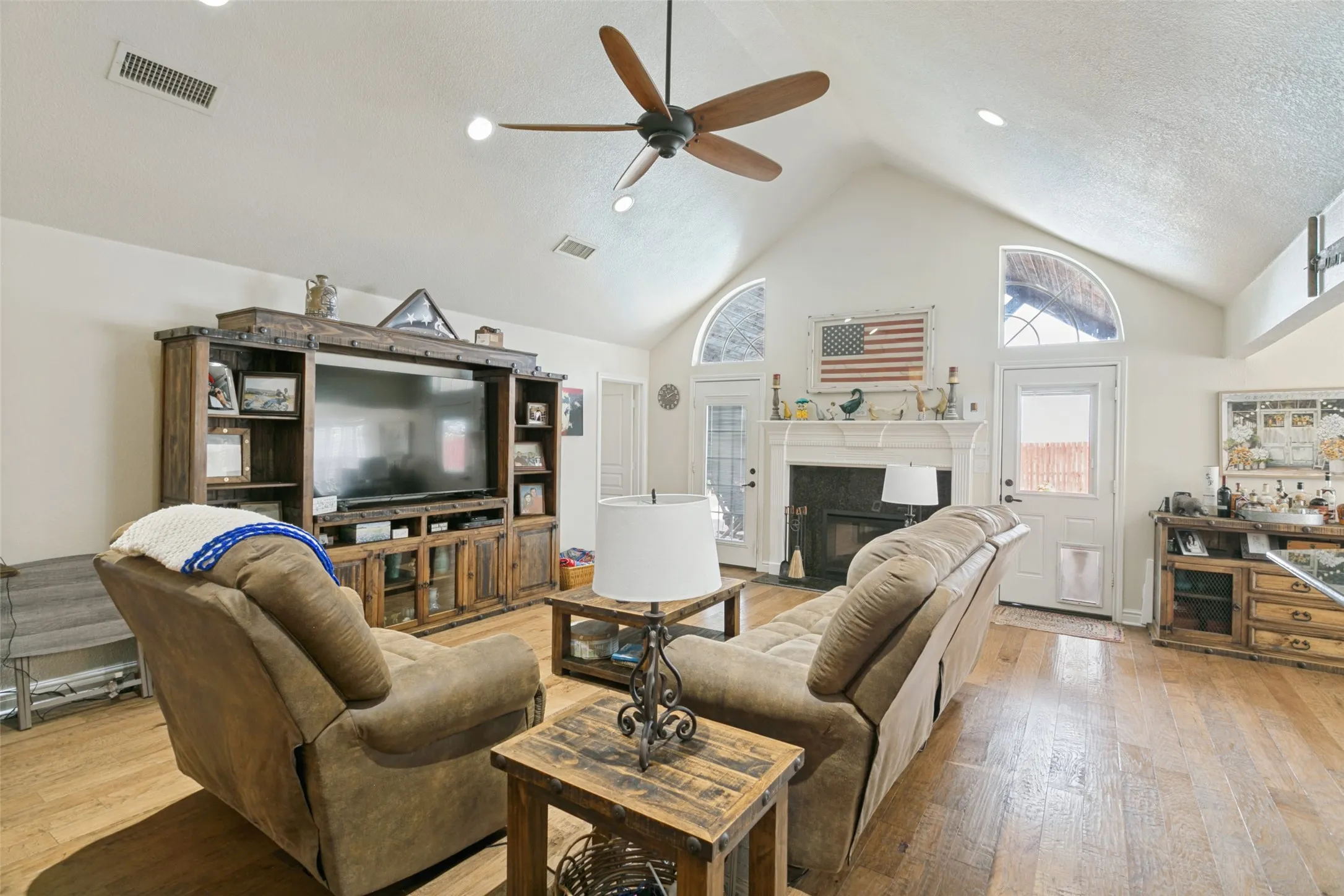 Single Family Residence For Sale in Parker County , 101 Shady Valley Circle, Weatherford, Texas 76086, 4 Bedroom, 2 Bathroom, 2 Garage spaces, 1,918 Sqft, built in 1998, mls#21383519, Real Estate Agent in Weatherford, Homes For Sale in Parker county, Homes For Sale in Weatherford, Realtor in Weatherford Texas, Real Estate Brokerage Independent Realty Texas, Luminita Cordes Realtor