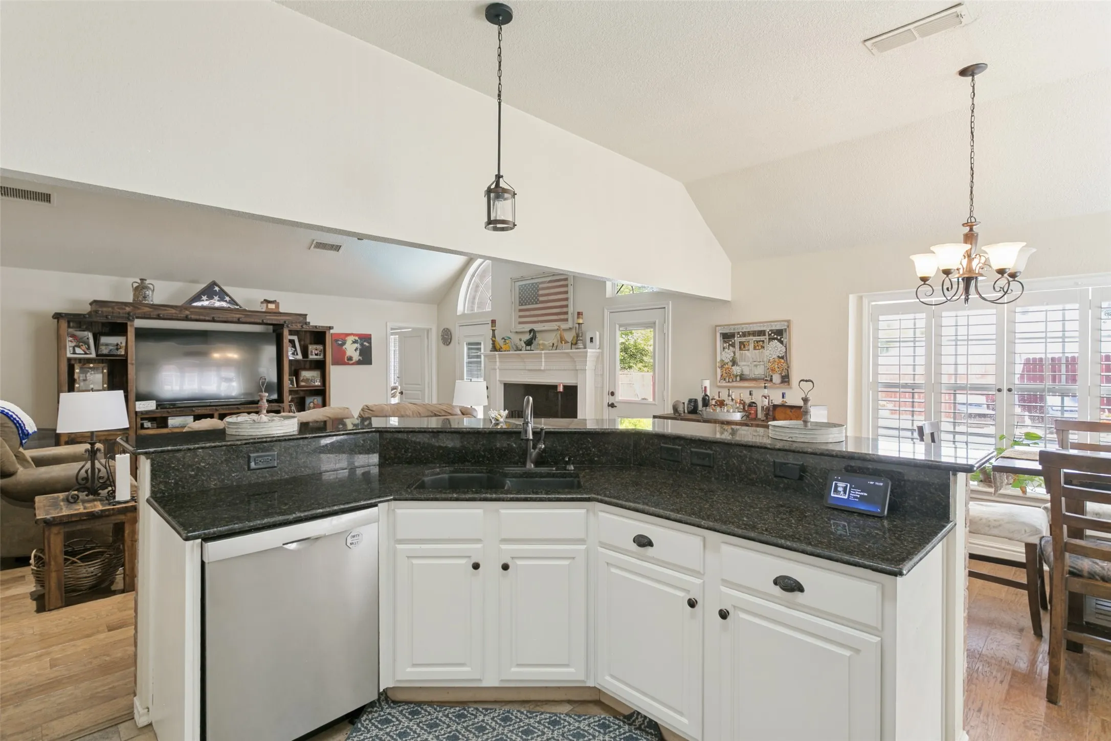 Single Family Residence For Sale in Parker County , 101 Shady Valley Circle, Weatherford, Texas 76086, 4 Bedroom, 2 Bathroom, 2 Garage spaces, 1,918 Sqft, built in 1998, mls#21383519, Real Estate Agent in Weatherford, Homes For Sale in Parker county, Homes For Sale in Weatherford, Realtor in Weatherford Texas, Real Estate Brokerage Independent Realty Texas, Luminita Cordes Realtor