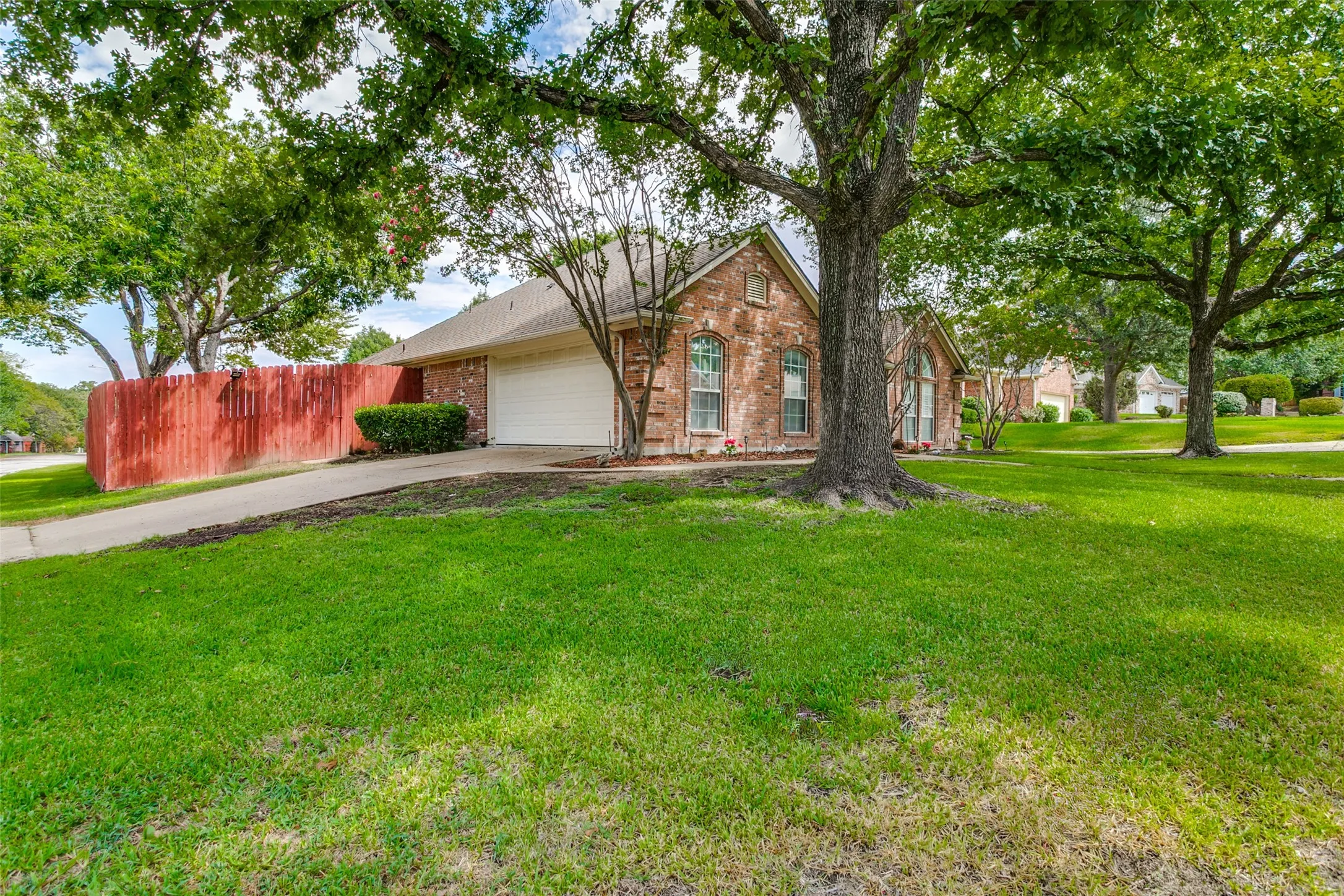 Single Family Residence For Sale in Parker County , 101 Shady Valley Circle, Weatherford, Texas 76086, 4 Bedroom, 2 Bathroom, 2 Garage spaces, 1,918 Sqft, built in 1998, mls#21383519, Real Estate Agent in Weatherford, Homes For Sale in Parker county, Homes For Sale in Weatherford, Realtor in Weatherford Texas, Real Estate Brokerage Independent Realty Texas, Luminita Cordes Realtor