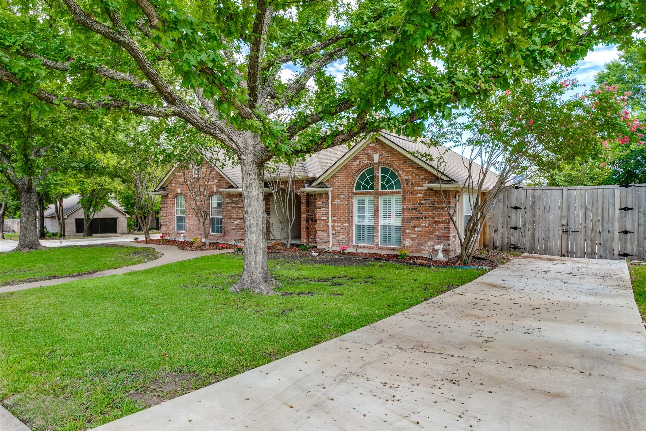 Single Family Residence For Sale in Parker County , 101 Shady Valley Circle, Weatherford, Texas 76086, 4 Bedroom, 2 Bathroom, 2 Garage spaces, 1,918 Sqft, built in 1998, mls#21383519, Real Estate Agent in Weatherford, Homes For Sale in Parker county, Homes For Sale in Weatherford, Realtor in Weatherford Texas, Real Estate Brokerage Independent Realty Texas, Luminita Cordes Realtor