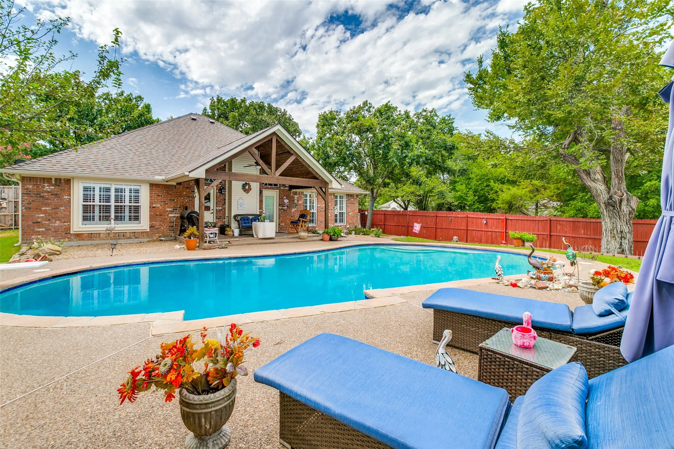 Single Family Residence For Sale in Parker County , 101 Shady Valley Circle, Weatherford, Texas 76086, 4 Bedroom, 2 Bathroom, 2 Garage spaces, 1,918 Sqft, built in 1998, mls#21383519, Real Estate Agent in Weatherford, Homes For Sale in Parker county, Homes For Sale in Weatherford, Realtor in Weatherford Texas, Real Estate Brokerage Independent Realty Texas, Luminita Cordes Realtor