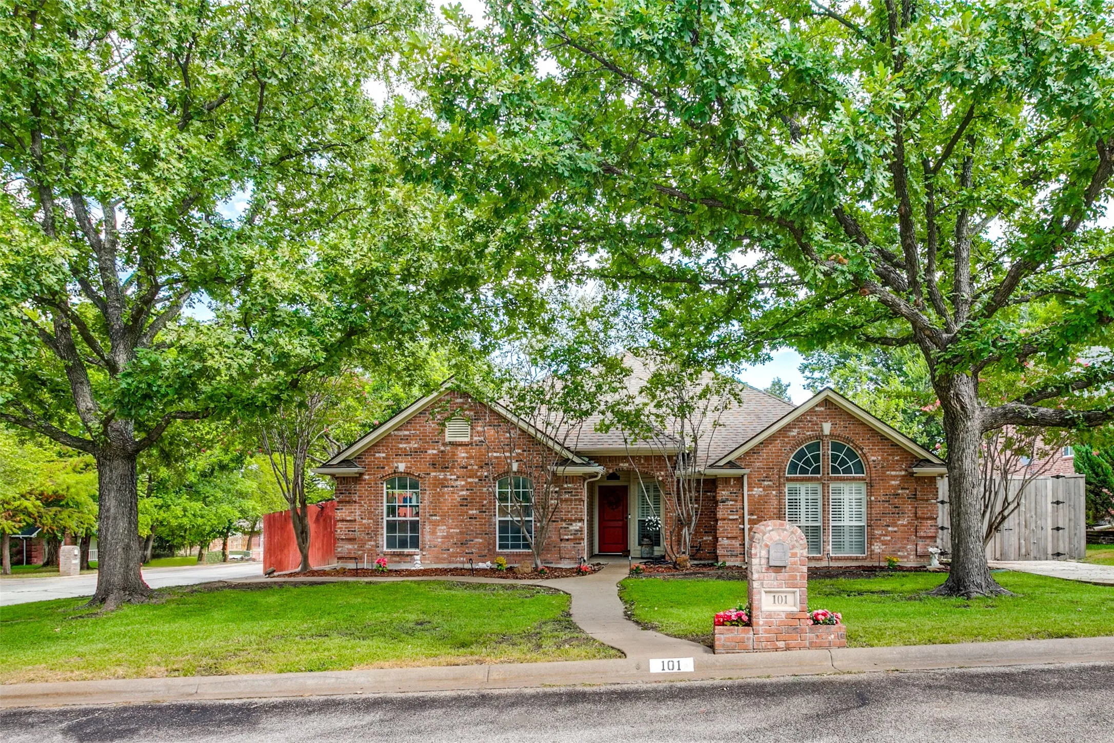 Single Family Residence For Sale in Parker County , 101 Shady Valley Circle, Weatherford, Texas 76086, 4 Bedroom, 2 Bathroom, 2 Garage spaces, 1,918 Sqft, built in 1998, mls#21383519, Real Estate Agent in Weatherford, Homes For Sale in Parker county, Homes For Sale in Weatherford, Realtor in Weatherford Texas, Real Estate Brokerage Independent Realty Texas, Luminita Cordes Realtor