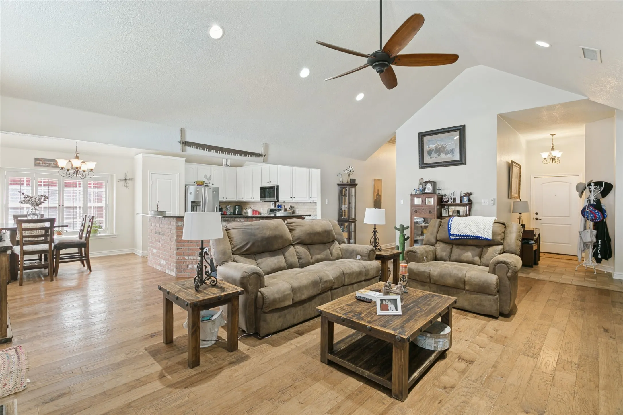 Single Family Residence For Sale in Parker County , 101 Shady Valley Circle, Weatherford, Texas 76086, 4 Bedroom, 2 Bathroom, 2 Garage spaces, 1,918 Sqft, built in 1998, mls#21383519, Real Estate Agent in Weatherford, Homes For Sale in Parker county, Homes For Sale in Weatherford, Realtor in Weatherford Texas, Real Estate Brokerage Independent Realty Texas, Luminita Cordes Realtor