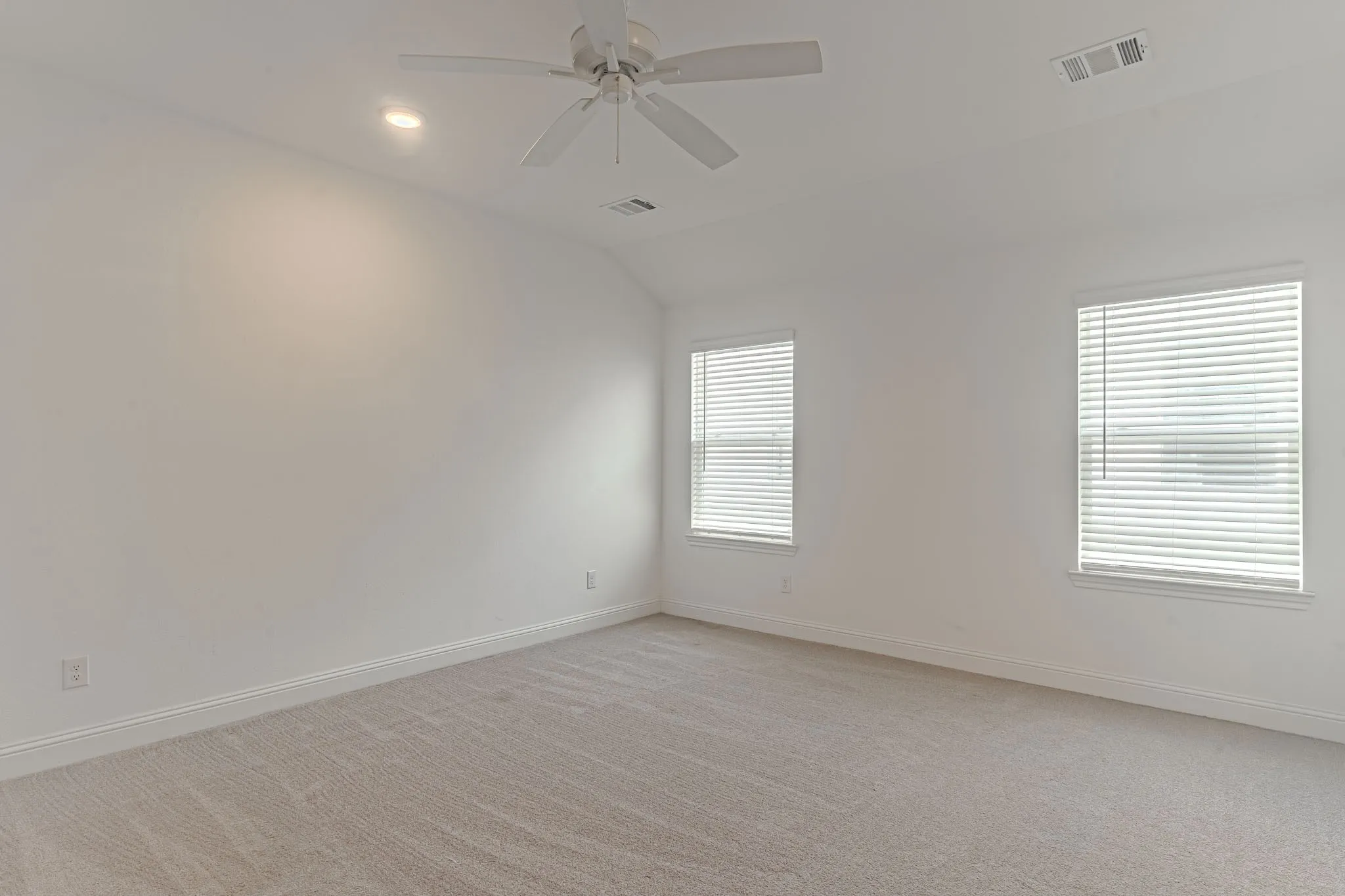 Single Family Residence For Sale in Tarrant County , 6713 Lake Overlook Drive, Fort Worth, Texas 76135, 3 Bedroom, 2 Bathroom, 1 Garage spaces, 1,512 Sqft, built in 2023, mls#21385105, Real Estate Agent in Fort Worth, Homes For Sale in Tarrant county, Homes For Sale in Fort Worth, Realtor in Fort Worth Texas, Real Estate Brokerage Independent Realty Texas, Luminita Cordes Realtor