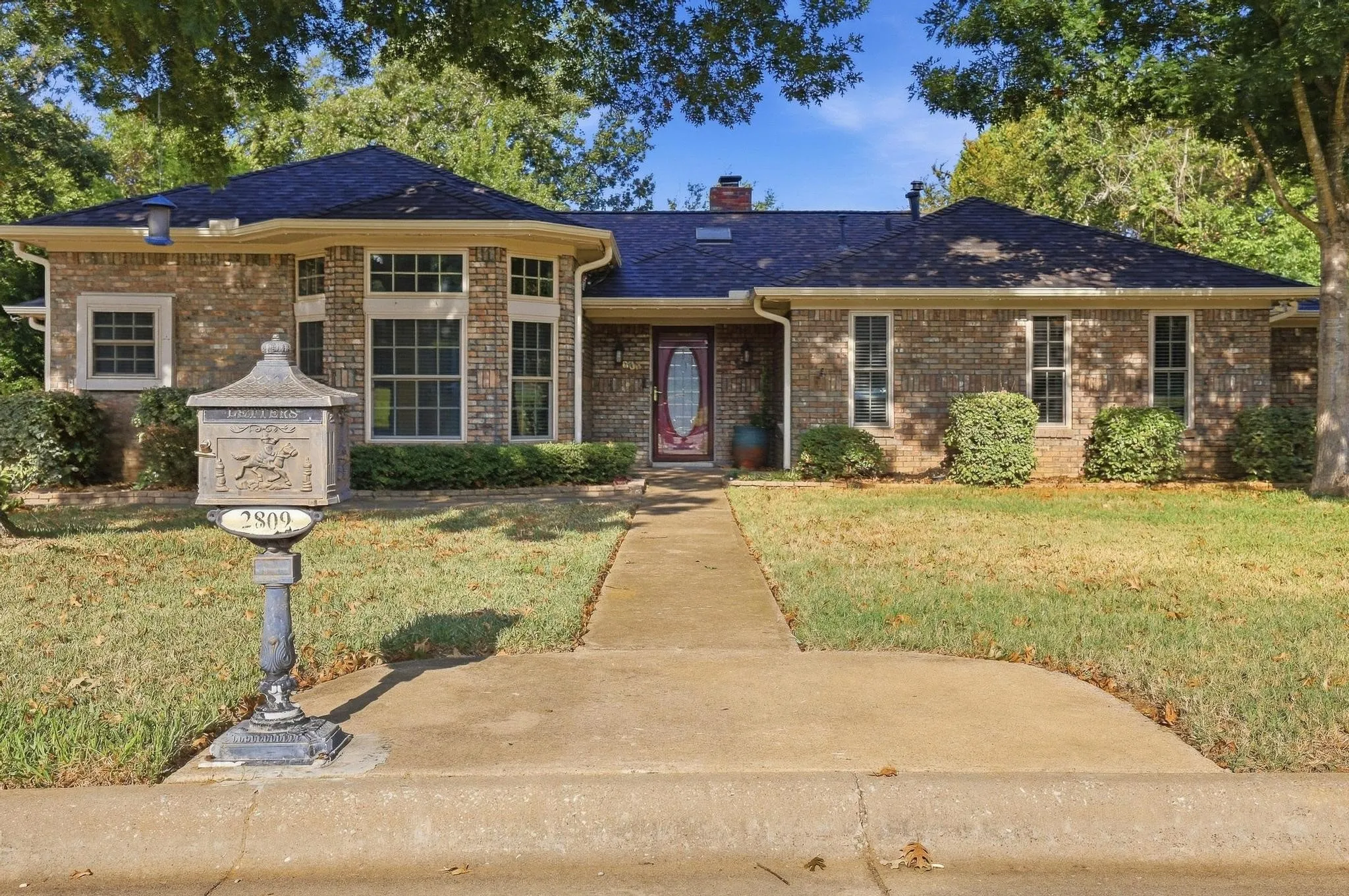 Single Family Residence For Sale in Grayson County , 2809 Caprice Avenue, Denison, Texas 75020, 3 Bedroom, 2 Bathroom, 2 Garage spaces, 2,102 Sqft, built in 1985, mls#21383863, Real Estate Agent in Denison, Homes For Sale in Grayson county, Homes For Sale in Denison, Realtor in Denison Texas, Real Estate Brokerage Independent Realty Texas, Luminita Cordes Realtor