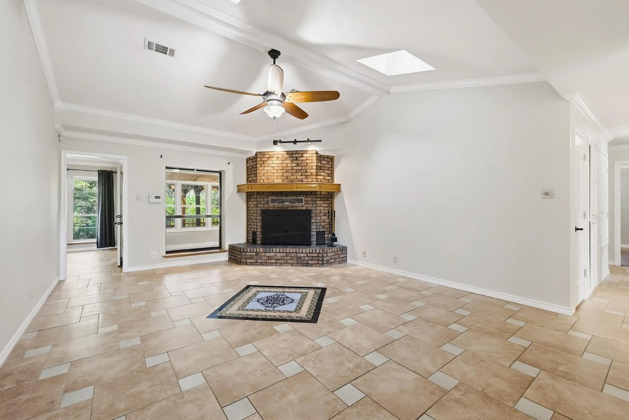 Single Family Residence For Sale in Grayson County , 2809 Caprice Avenue, Denison, Texas 75020, 3 Bedroom, 2 Bathroom, 2 Garage spaces, 2,102 Sqft, built in 1985, mls#21383863, Real Estate Agent in Denison, Homes For Sale in Grayson county, Homes For Sale in Denison, Realtor in Denison Texas, Real Estate Brokerage Independent Realty Texas, Luminita Cordes Realtor