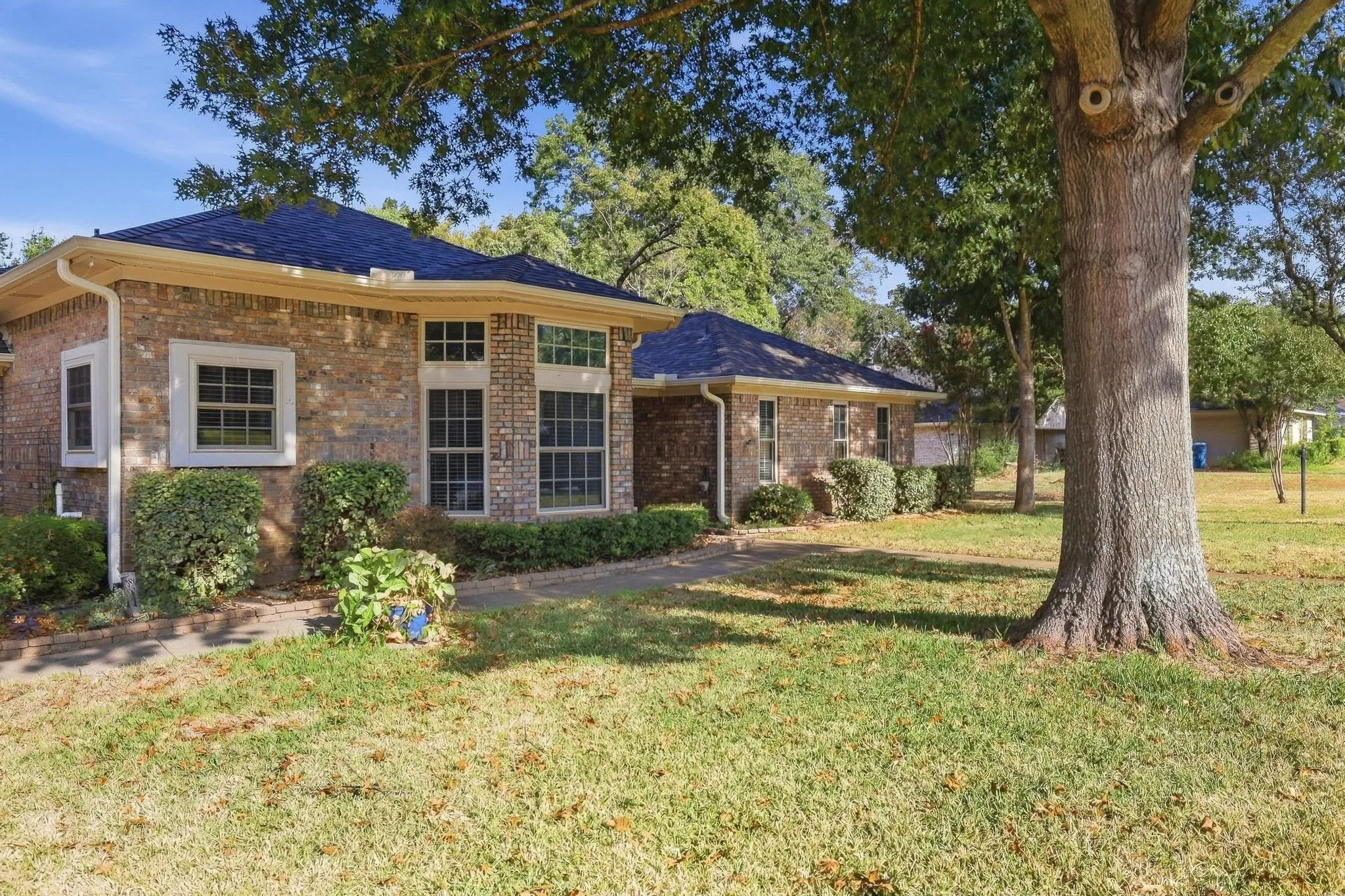Single Family Residence For Sale in Grayson County , 2809 Caprice Avenue, Denison, Texas 75020, 3 Bedroom, 2 Bathroom, 2 Garage spaces, 2,102 Sqft, built in 1985, mls#21383863, Real Estate Agent in Denison, Homes For Sale in Grayson county, Homes For Sale in Denison, Realtor in Denison Texas, Real Estate Brokerage Independent Realty Texas, Luminita Cordes Realtor