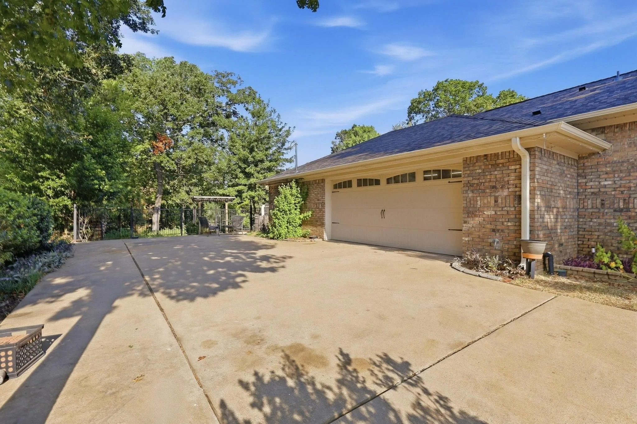 Single Family Residence For Sale in Grayson County , 2809 Caprice Avenue, Denison, Texas 75020, 3 Bedroom, 2 Bathroom, 2 Garage spaces, 2,102 Sqft, built in 1985, mls#21383863, Real Estate Agent in Denison, Homes For Sale in Grayson county, Homes For Sale in Denison, Realtor in Denison Texas, Real Estate Brokerage Independent Realty Texas, Luminita Cordes Realtor