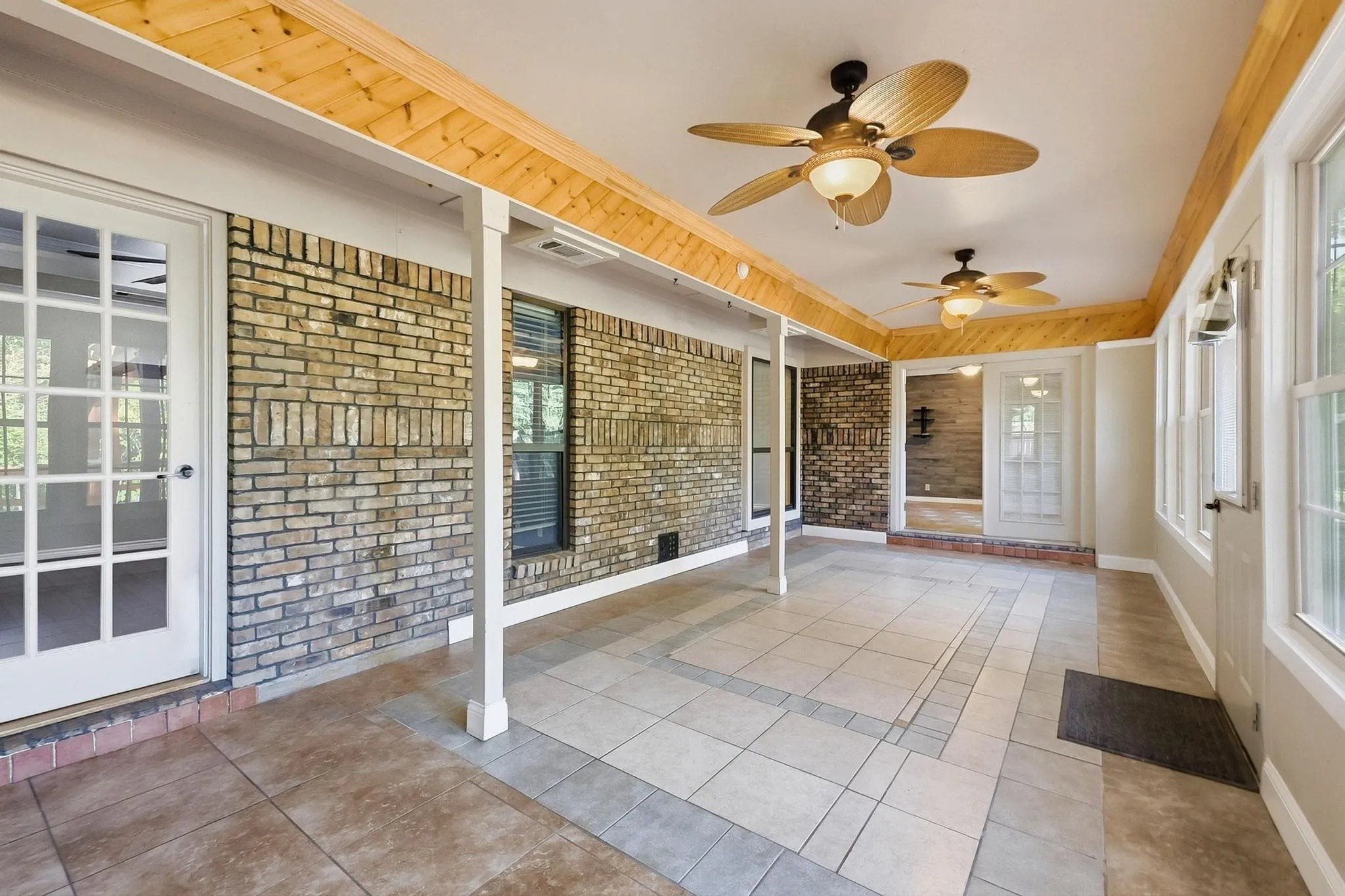 Single Family Residence For Sale in Grayson County , 2809 Caprice Avenue, Denison, Texas 75020, 3 Bedroom, 2 Bathroom, 2 Garage spaces, 2,102 Sqft, built in 1985, mls#21383863, Real Estate Agent in Denison, Homes For Sale in Grayson county, Homes For Sale in Denison, Realtor in Denison Texas, Real Estate Brokerage Independent Realty Texas, Luminita Cordes Realtor