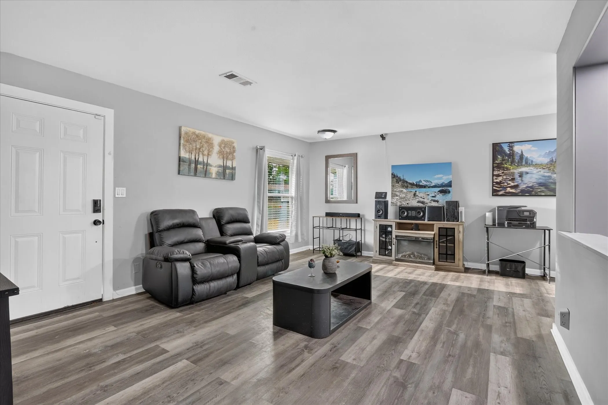 Single Family Residence For Sale in Tarrant County , 108 N Judd Street, White Settlement, Texas 76108, 3 Bedroom, 1 Bathroom, 1 Garage spaces, 1,158 Sqft, built in 1955, mls#21376143, Real Estate Agent in White Settlement, Homes For Sale in Tarrant county, Homes For Sale in White Settlement, Realtor in White Settlement Texas, Real Estate Brokerage Independent Realty Texas, Luminita Cordes Realtor