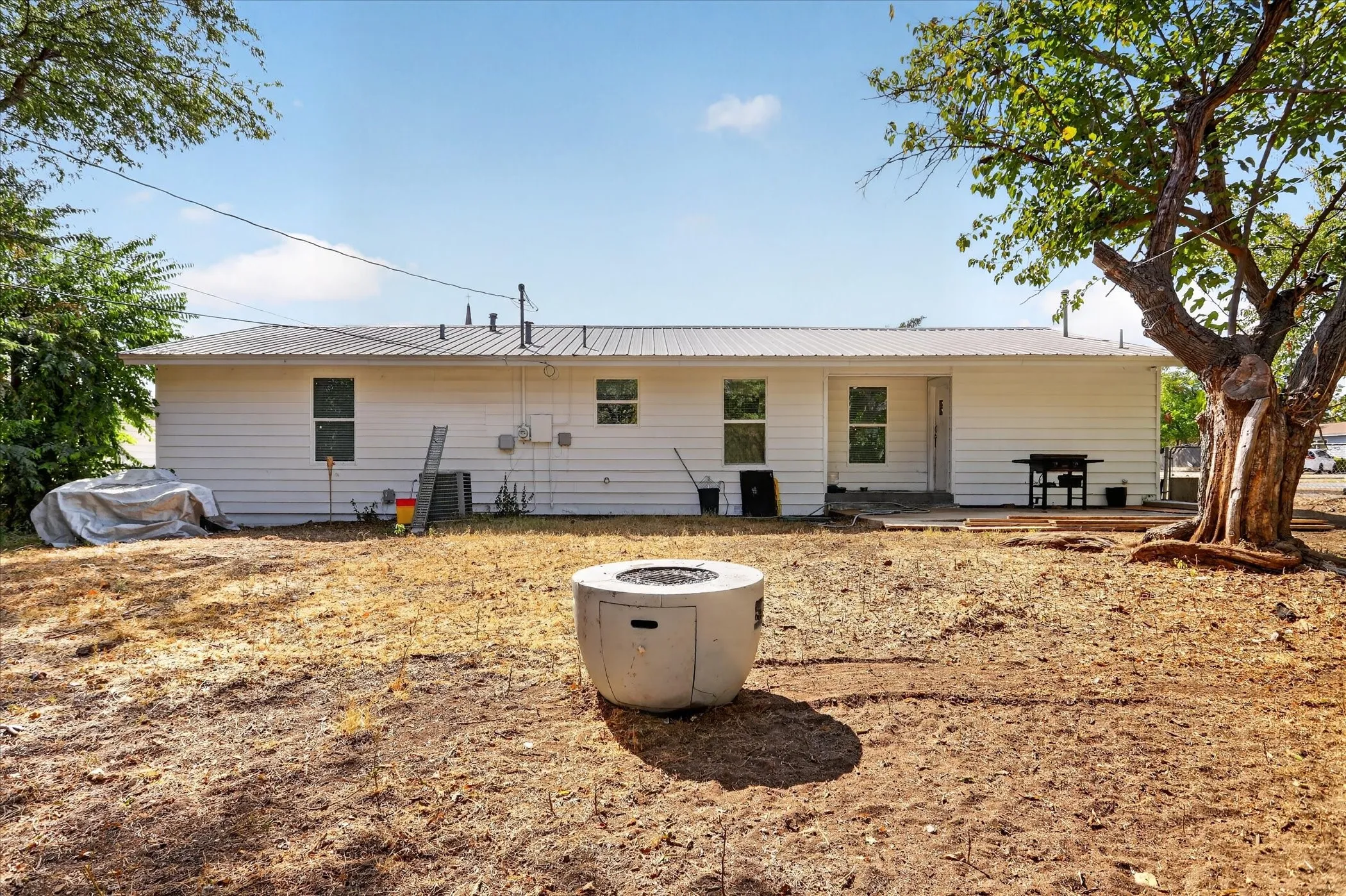Single Family Residence For Sale in Tarrant County , 108 N Judd Street, White Settlement, Texas 76108, 3 Bedroom, 1 Bathroom, 1 Garage spaces, 1,158 Sqft, built in 1955, mls#21376143, Real Estate Agent in White Settlement, Homes For Sale in Tarrant county, Homes For Sale in White Settlement, Realtor in White Settlement Texas, Real Estate Brokerage Independent Realty Texas, Luminita Cordes Realtor