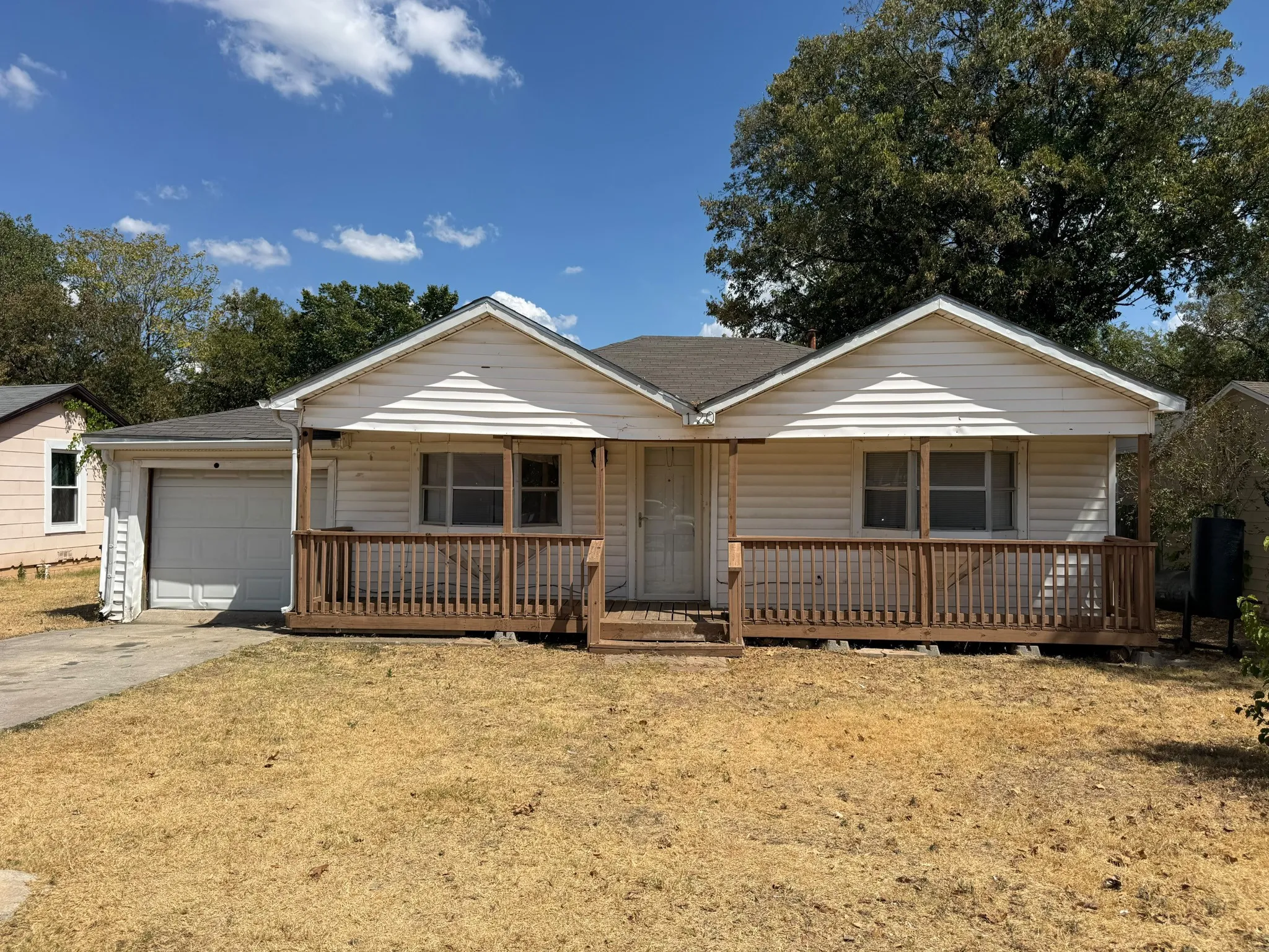 Single Family Residence For Sale in Tarrant County , 120 N Las Vegas Trail, White Settlement, Texas 76108, 2 Bedroom, 1 Bathroom, 1 Garage spaces, 609 Sqft, built in 1948, mls#21384933, Real Estate Agent in White Settlement, Homes For Sale in Tarrant county, Homes For Sale in White Settlement, Realtor in White Settlement Texas, Real Estate Brokerage Independent Realty Texas, Luminita Cordes Realtor