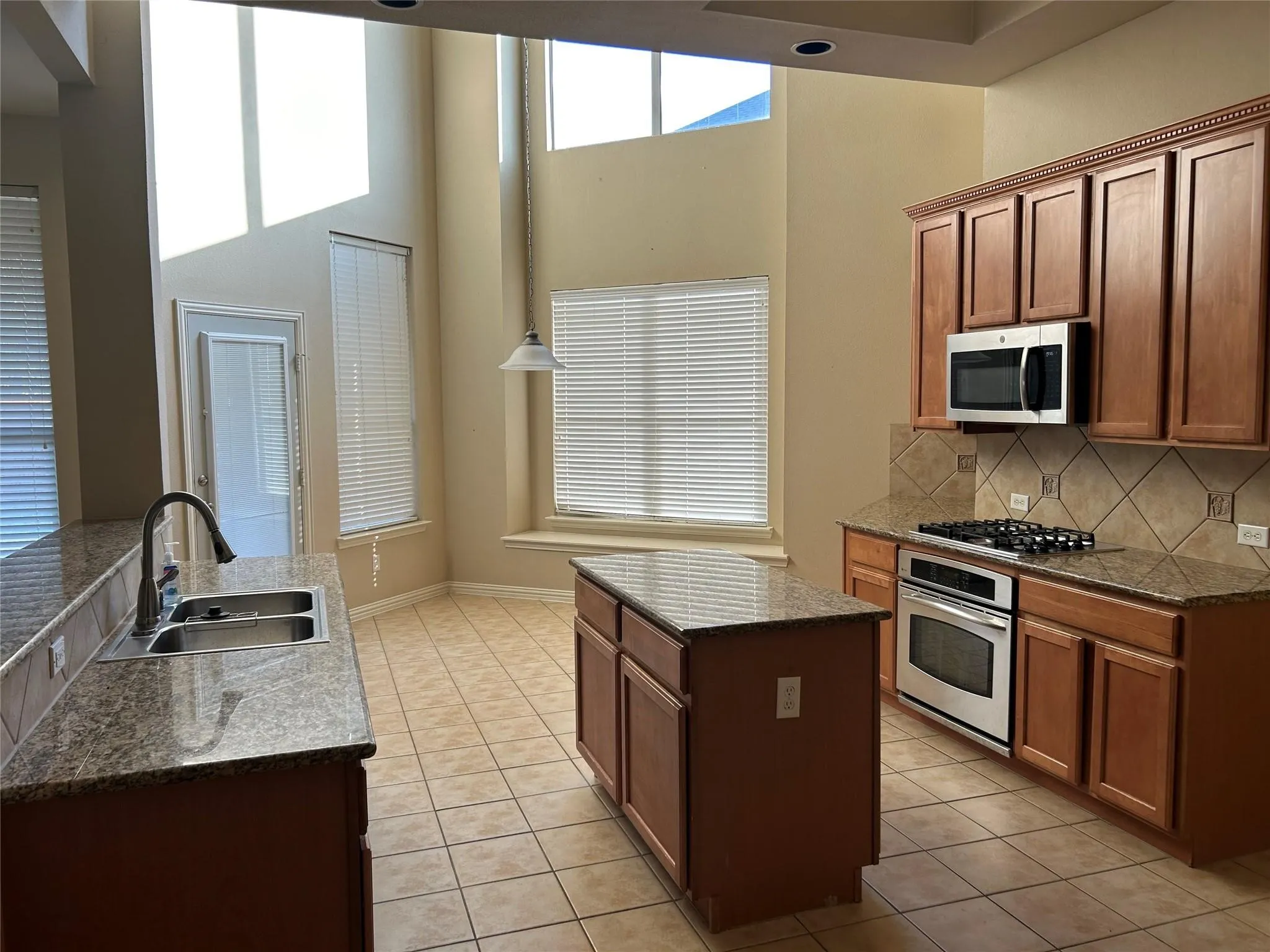 Single Family Residence For Rent in Tarrant County , 2951 N Camino Lagos, Grand Prairie, Texas 75054, 6 Bedroom, 4 Bathroom, 2 Garage spaces, 3,746 Sqft, built in 2005, mls#21385108, Real Estate Agent in Grand Prairie, Homes For Rent in Tarrant county, Homes For Rent in Grand Prairie, Realtor in Grand Prairie Texas, Real Estate Brokerage Independent Realty Texas, Luminita Cordes Realtor