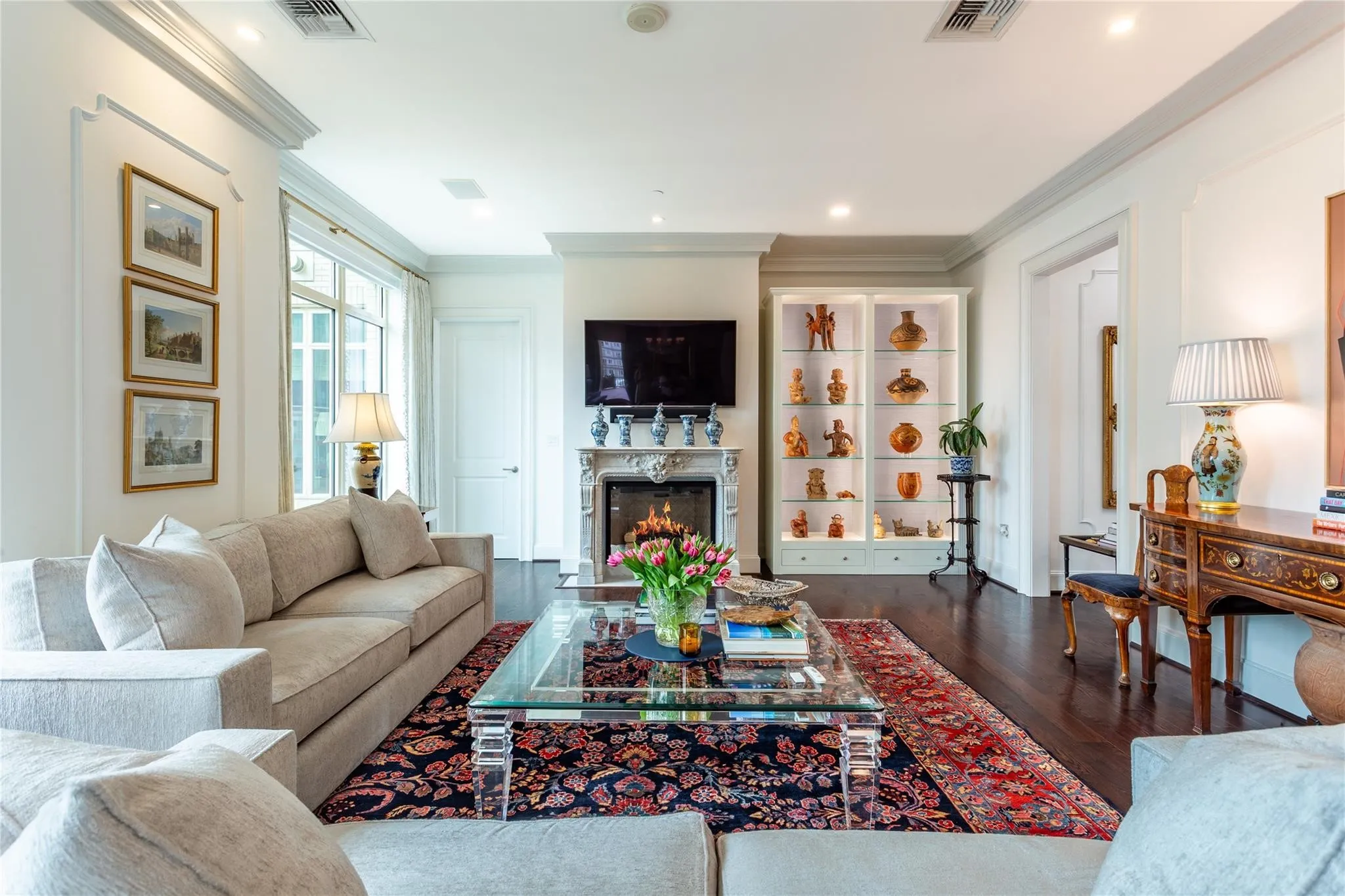 10 ft ceilings & hardwood floors