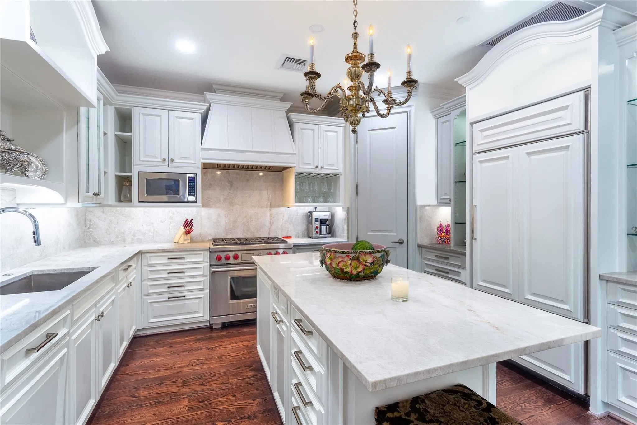 Sub-Zero refrigerator, Wolf dual-fuel range & warming drawer, Asko dishwasher.