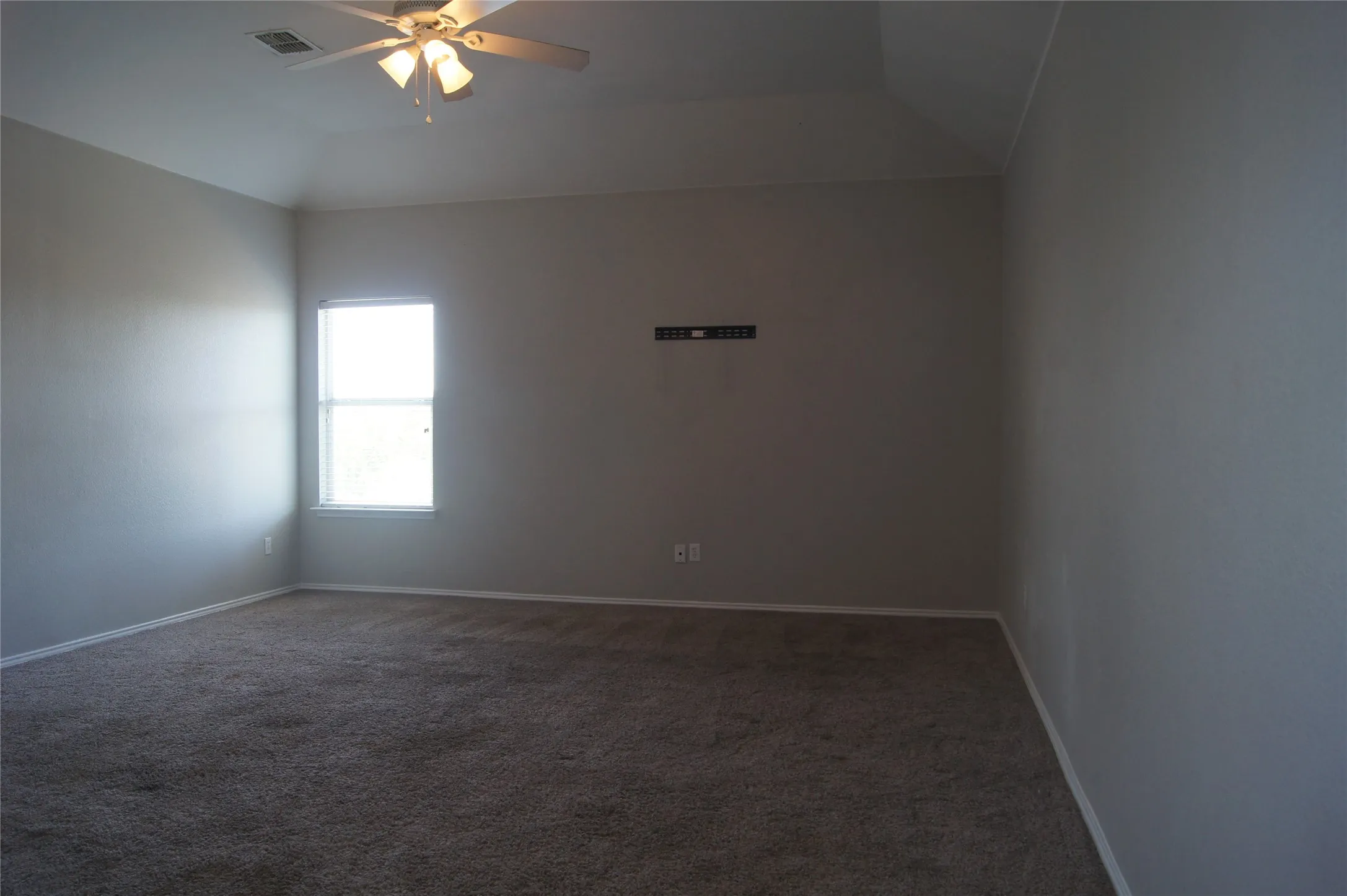 Single Family Residence For Rent in Parker County , 313 Smyth Street, Aledo, Texas 76008, 3 Bedroom, 3 Bathroom, 2 Garage spaces, 2,088 Sqft, built in 2005, mls#21385112, Real Estate Agent in Aledo, Homes For Rent in Parker county, Homes For Rent in Aledo, Realtor in Aledo Texas, Real Estate Brokerage Independent Realty Texas, Luminita Cordes Realtor