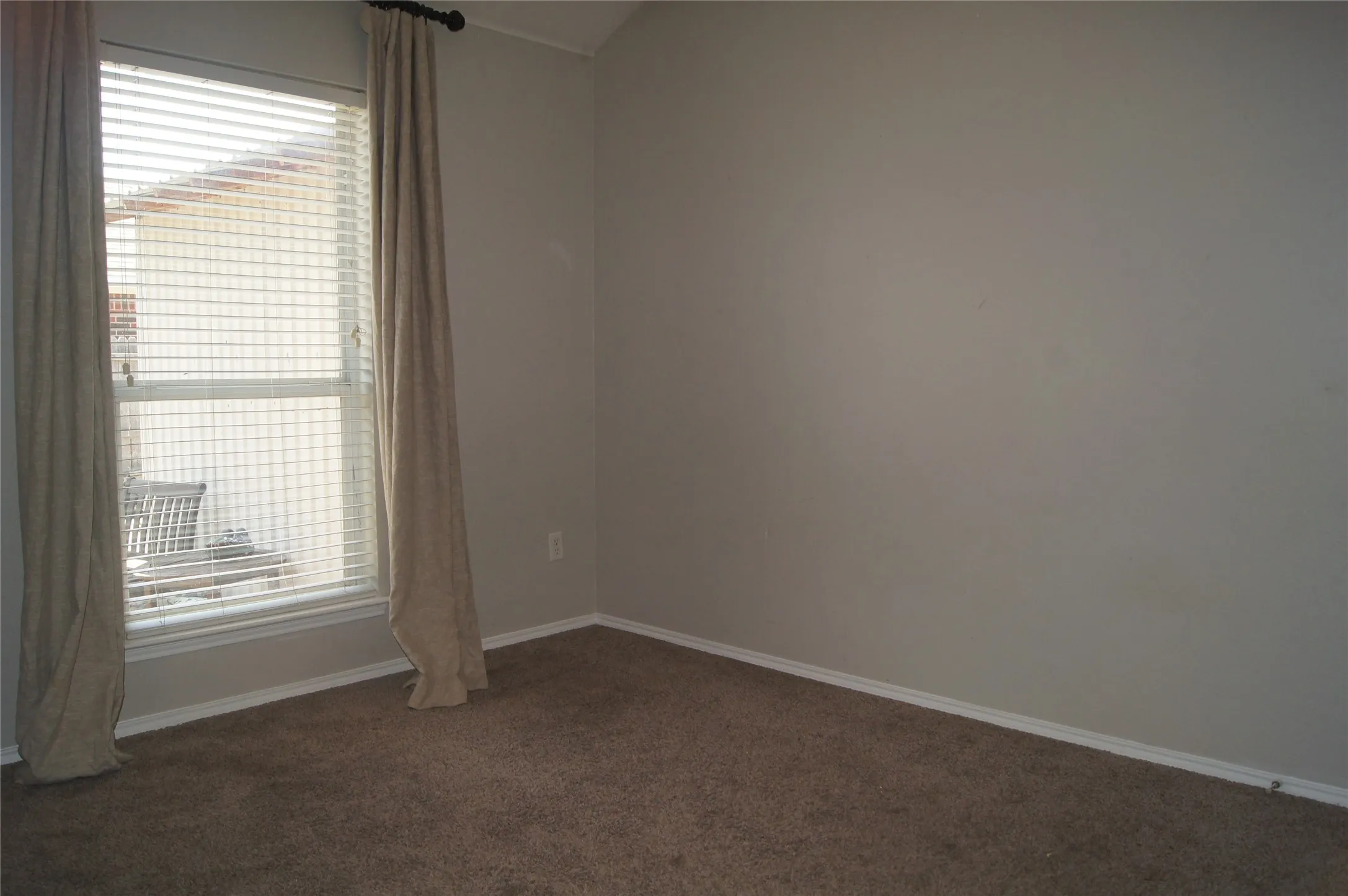 Single Family Residence For Rent in Parker County , 313 Smyth Street, Aledo, Texas 76008, 3 Bedroom, 3 Bathroom, 2 Garage spaces, 2,088 Sqft, built in 2005, mls#21385112, Real Estate Agent in Aledo, Homes For Rent in Parker county, Homes For Rent in Aledo, Realtor in Aledo Texas, Real Estate Brokerage Independent Realty Texas, Luminita Cordes Realtor