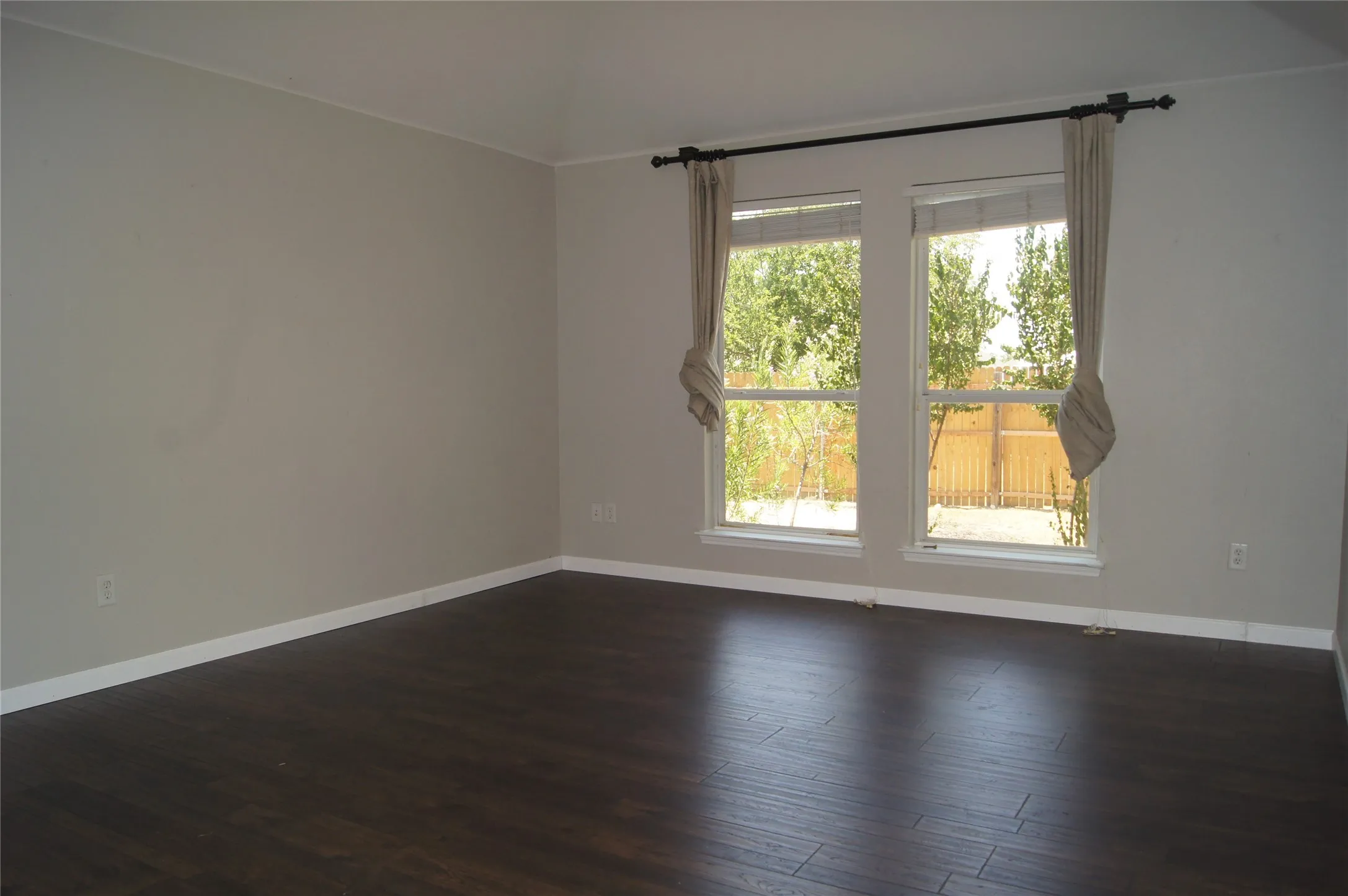 Single Family Residence For Rent in Parker County , 313 Smyth Street, Aledo, Texas 76008, 3 Bedroom, 3 Bathroom, 2 Garage spaces, 2,088 Sqft, built in 2005, mls#21385112, Real Estate Agent in Aledo, Homes For Rent in Parker county, Homes For Rent in Aledo, Realtor in Aledo Texas, Real Estate Brokerage Independent Realty Texas, Luminita Cordes Realtor