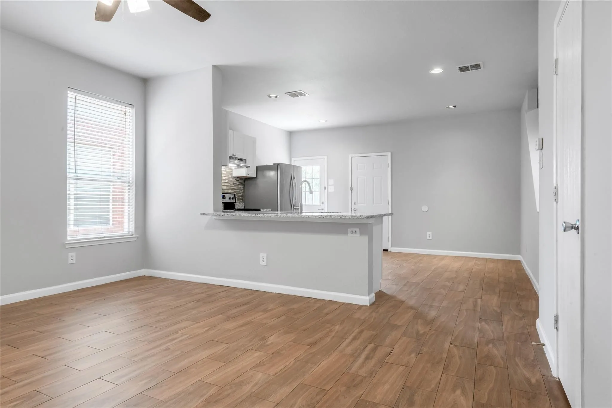 Townhouse For Rent in Dallas County , 1133 Jamie Drive, Grand Prairie, Texas 75052, 4 Bedroom, 3 Bathroom, 2 Garage spaces, 1,724 Sqft, built in 2007, mls#21383791, Real Estate Agent in Grand Prairie, Homes For Rent in Dallas county, Homes For Rent in Grand Prairie, Realtor in Grand Prairie Texas, Real Estate Brokerage Independent Realty Texas, Luminita Cordes Realtor