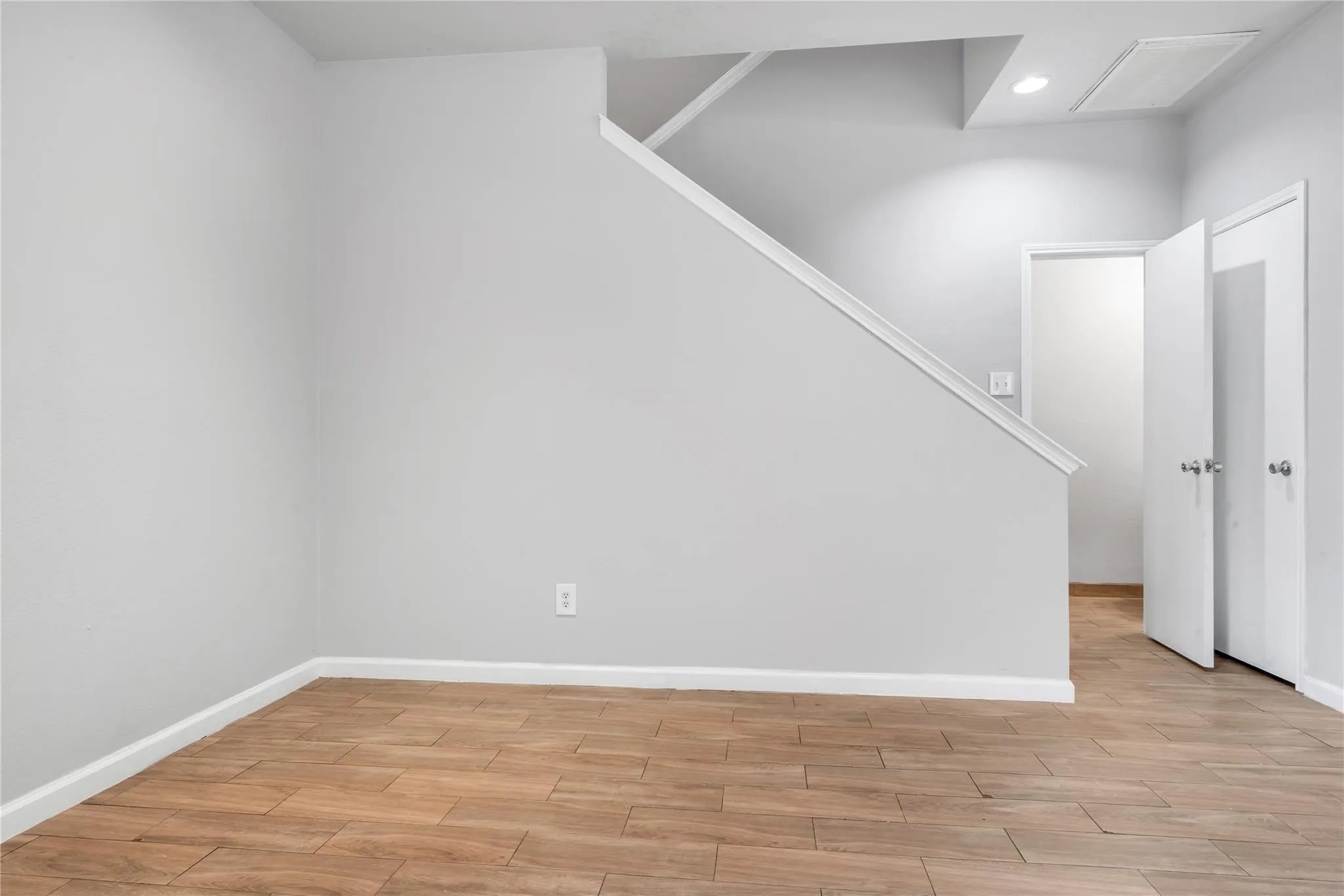 Townhouse For Rent in Dallas County , 1133 Jamie Drive, Grand Prairie, Texas 75052, 4 Bedroom, 3 Bathroom, 2 Garage spaces, 1,724 Sqft, built in 2007, mls#21383791, Real Estate Agent in Grand Prairie, Homes For Rent in Dallas county, Homes For Rent in Grand Prairie, Realtor in Grand Prairie Texas, Real Estate Brokerage Independent Realty Texas, Luminita Cordes Realtor