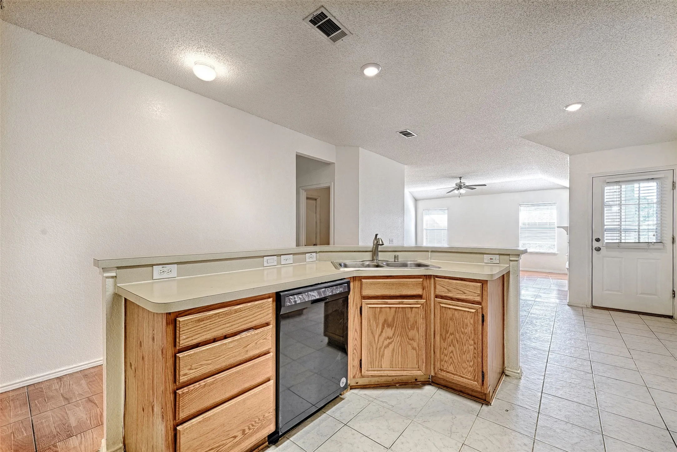 Single Family Residence For Rent in Collin County , 1015 Draycot Court, Allen, Texas 75002, 4 Bedroom, 2 Bathroom, 2 Garage spaces, 2,070 Sqft, built in 1995, mls#21385114, Real Estate Agent in Allen, Homes For Rent in Collin county, Homes For Rent in Allen, Realtor in Allen Texas, Real Estate Brokerage Independent Realty Texas, Luminita Cordes Realtor