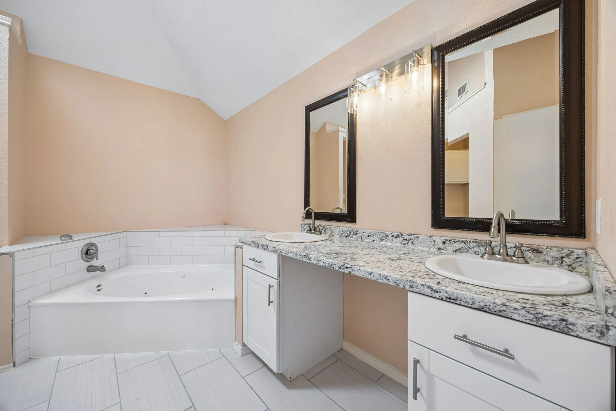 Single Family Residence For Sale in Tarrant County , 6733 Driffield Circle W, North Richland Hills, Texas 76182, 2 Bedroom, 2 Bathroom, 2 Garage spaces, 1,500 Sqft, built in 1987, mls#21382865, Real Estate Agent in North Richland Hills, Homes For Sale in Tarrant county, Homes For Sale in North Richland Hills, Realtor in North Richland Hills Texas, Real Estate Brokerage Independent Realty Texas, Luminita Cordes Realtor