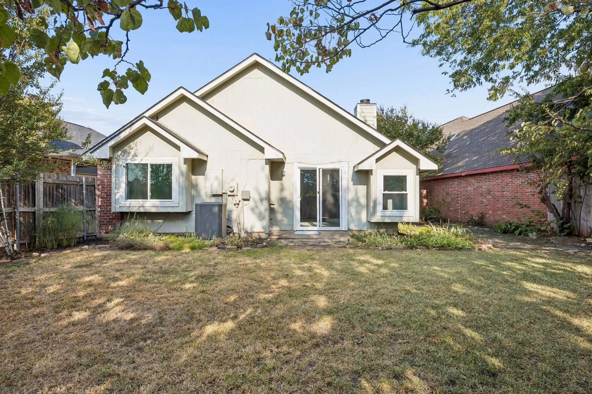 Single Family Residence For Sale in Tarrant County , 6733 Driffield Circle W, North Richland Hills, Texas 76182, 2 Bedroom, 2 Bathroom, 2 Garage spaces, 1,500 Sqft, built in 1987, mls#21382865, Real Estate Agent in North Richland Hills, Homes For Sale in Tarrant county, Homes For Sale in North Richland Hills, Realtor in North Richland Hills Texas, Real Estate Brokerage Independent Realty Texas, Luminita Cordes Realtor