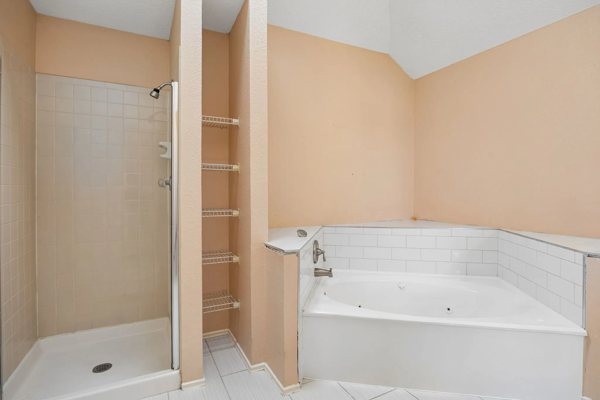Single Family Residence For Sale in Tarrant County , 6733 Driffield Circle W, North Richland Hills, Texas 76182, 2 Bedroom, 2 Bathroom, 2 Garage spaces, 1,500 Sqft, built in 1987, mls#21382865, Real Estate Agent in North Richland Hills, Homes For Sale in Tarrant county, Homes For Sale in North Richland Hills, Realtor in North Richland Hills Texas, Real Estate Brokerage Independent Realty Texas, Luminita Cordes Realtor