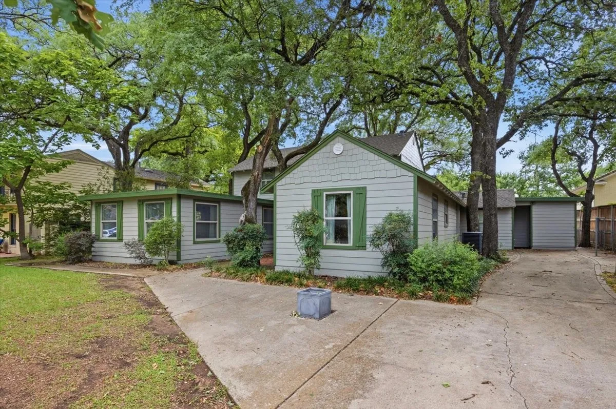 Single Family Residence For Rent in Tarrant County , 401 N Bailey Avenue, Fort Worth, Texas 76107, 4 Bedroom, 3 Bathroom, Garage spaces, 3,633 Sqft, built in 1946, mls#21382573, Real Estate Agent in Fort Worth, Homes For Rent in Tarrant county, Homes For Rent in Fort Worth, Realtor in Fort Worth Texas, Real Estate Brokerage Independent Realty Texas, Luminita Cordes Realtor