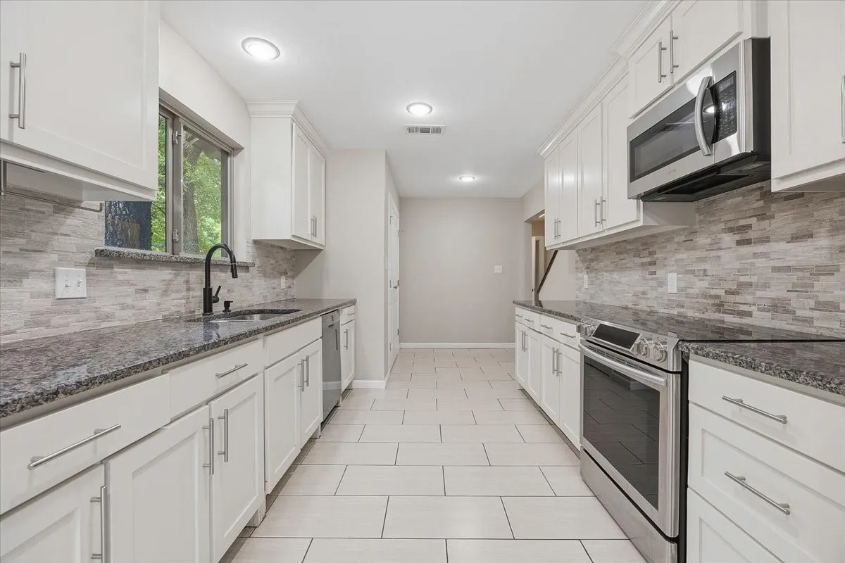 Single Family Residence For Rent in Tarrant County , 401 N Bailey Avenue, Fort Worth, Texas 76107, 4 Bedroom, 3 Bathroom, Garage spaces, 3,633 Sqft, built in 1946, mls#21382573, Real Estate Agent in Fort Worth, Homes For Rent in Tarrant county, Homes For Rent in Fort Worth, Realtor in Fort Worth Texas, Real Estate Brokerage Independent Realty Texas, Luminita Cordes Realtor